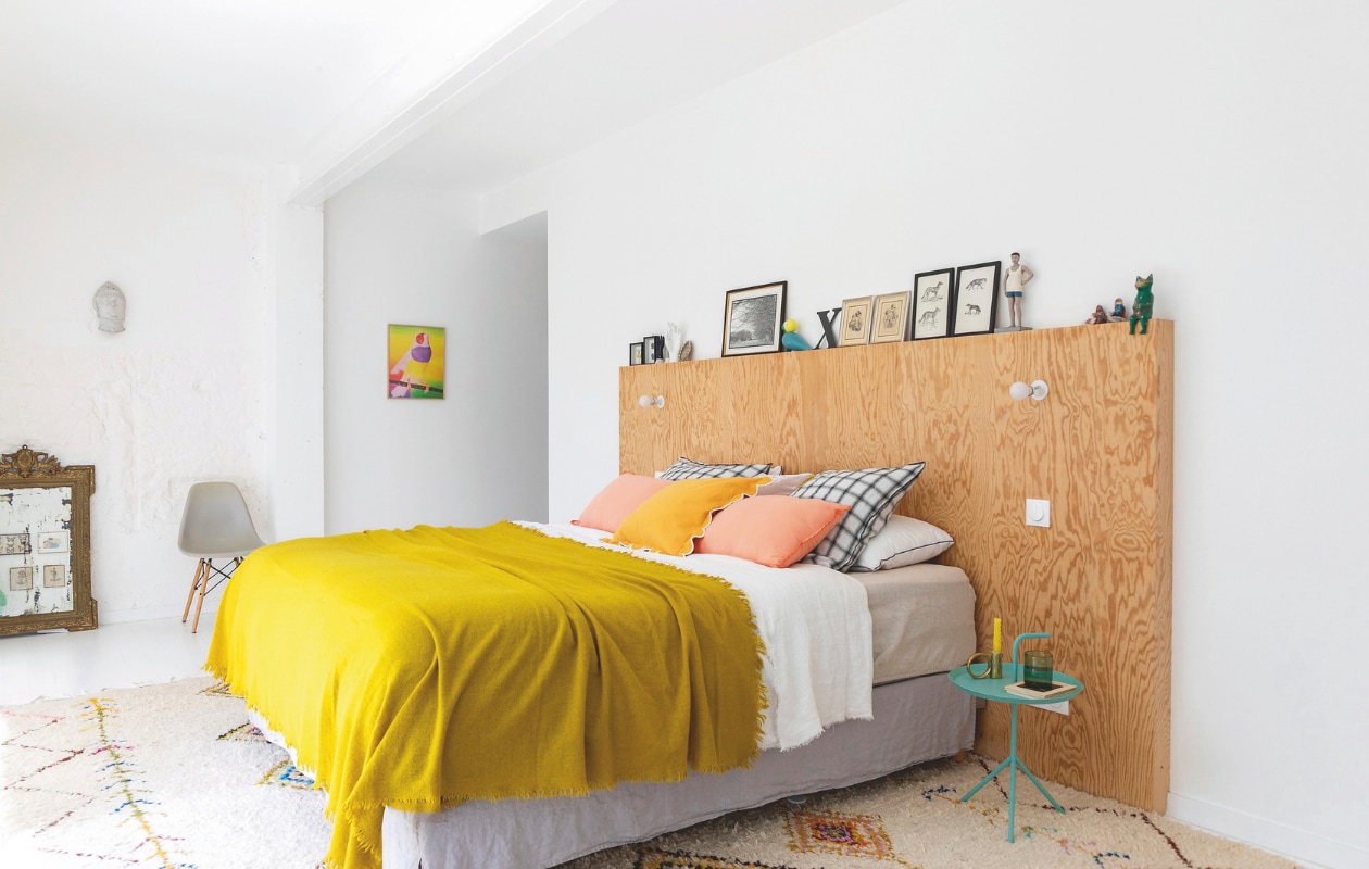 Bijzettafel DLM, achterwand zelfgemaakt, eetkamerstoel Eames Dsw van Vitra, vloerkleed uit Marokko. Soortgelijke items: spiegel  ’t Achterhuis, katoenen plaid Nedo van La Redoute, geruite kussens Spikklubba van Ikea, oranje kussen Loods 5. vtwonen 06-2025 | productie AC Scoffoni | styling Marie-Maud Levron | fotografie Cécile Perrinet Lhermitte