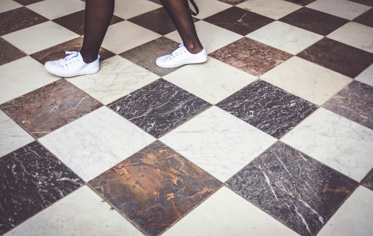 Marmer checkerboard vloer Unsplash