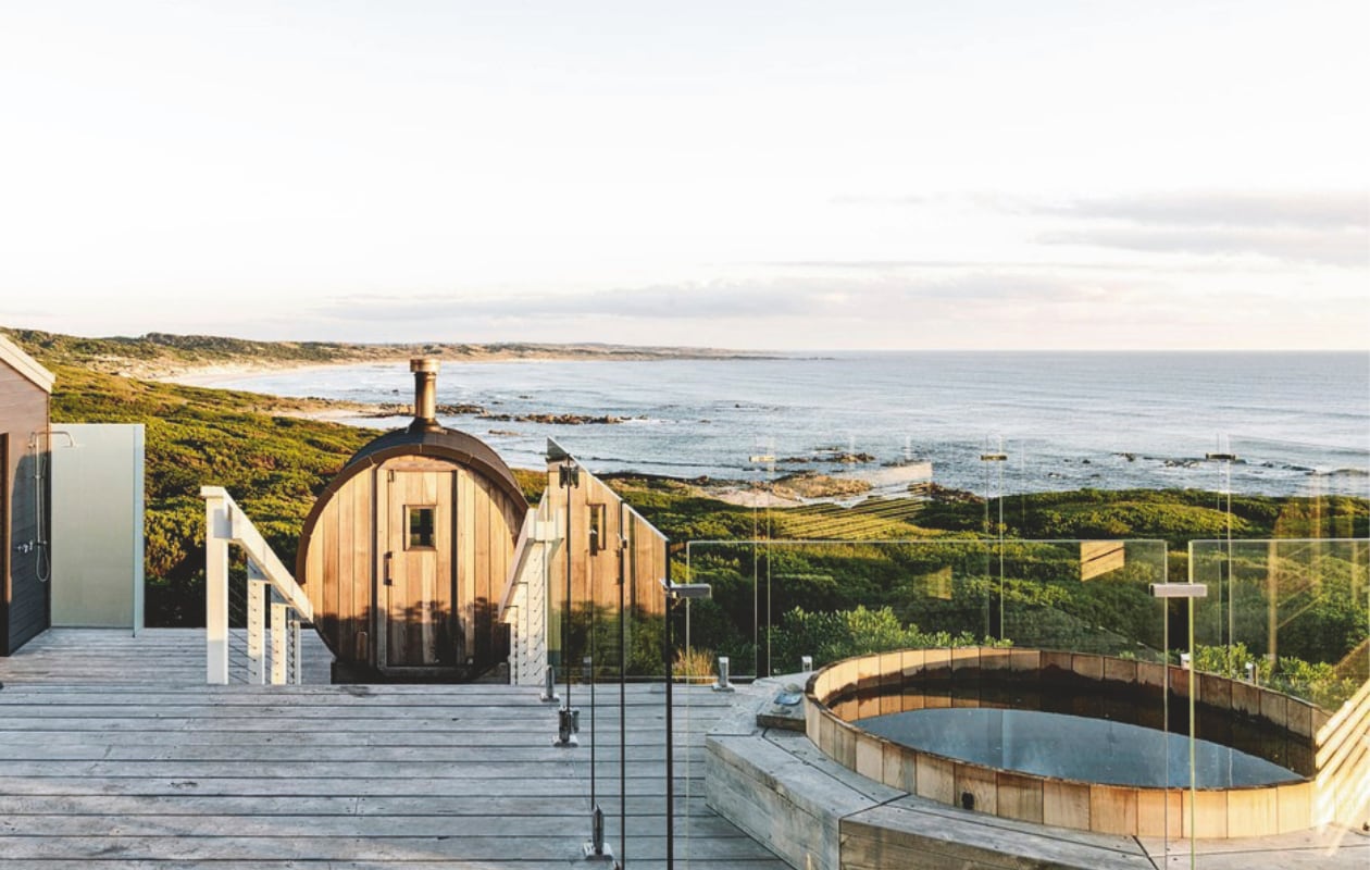 Vergelijkbaresauna Welvaere, Barrelsauna en Fonteyn. vtwonen Landelijk 05-2025 | Styling Belle Hemming | Fotografie Marnie Hawson | Tekstbewerking Mirjam Rosema-Verhulst