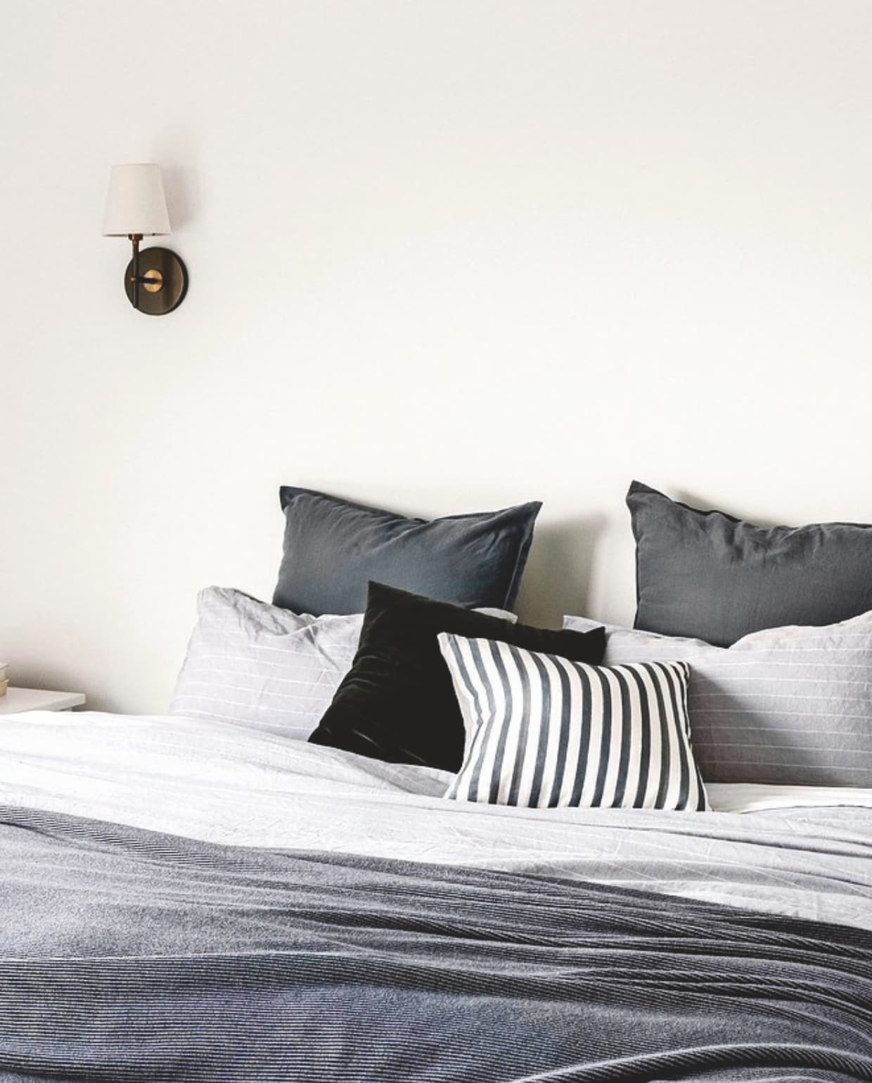 Beddengoed In The Sac. Vergelijkbare lampen Westwing. vtwonen Landelijk 05-2025 | Styling Belle Hemming | Fotografie Marnie Hawson | Tekstbewerking Mirjam Rosema-Verhulst