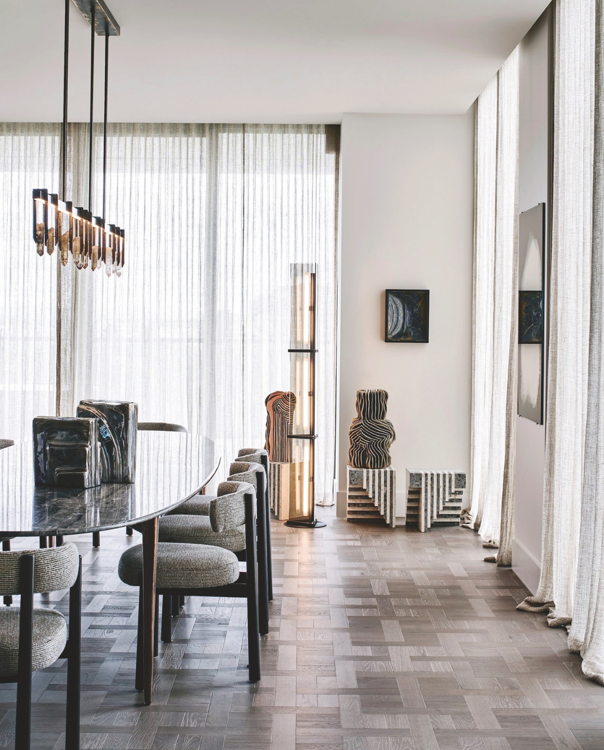 Vloerlamp Totem van Daniel Boddam. Kunstwerk Grid vs Grain van Susan Jacobs via the Renshaws. Keramiek Piccolo 116 en Vessel 30 van Jeremy Anderson via Criteria. Beelden Vanity Specchio van Anthony Bianco via Rhett Baruch. Overige zie volgende pagina's. Stijlvol Wonen 05-2025 | styling Simone Haag | fotografie Tom Blachford | tekst Eveline Stoel