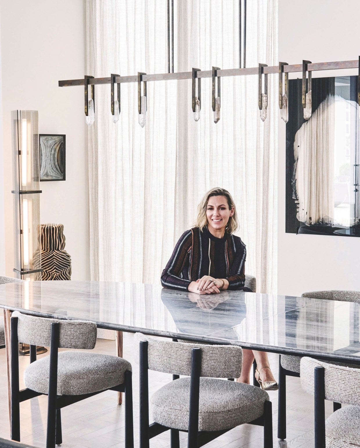 Simone: ‘Door deze spiegelkunstwerken op te hangen, worden het uitzicht en de lamp van Christoper Boots op een subtiele manier gereflecteerd.’ Stijlvol Wonen 05-2025 | styling Simone Haag | fotografie Tom Blachford