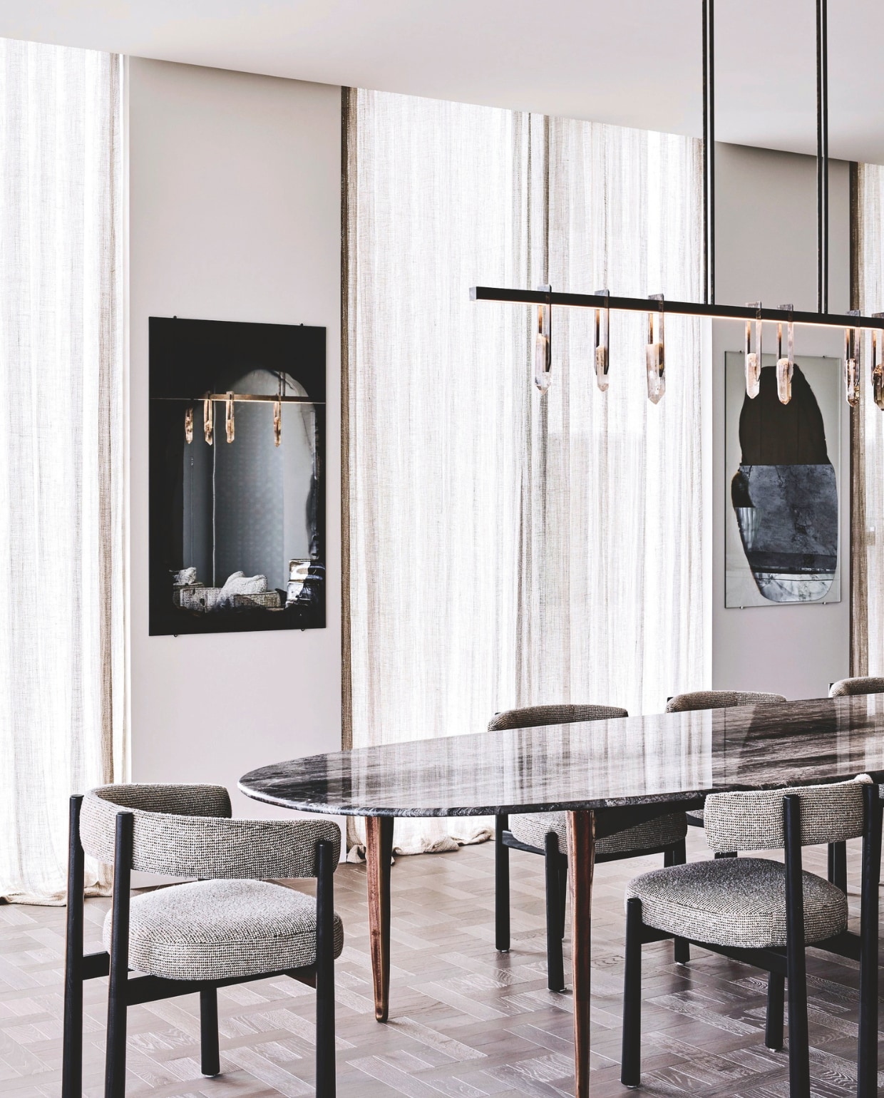 Eettafel Osso van Daniel Barbera. Eetkamerstoelen Dalya van Patricia Urquiola voor Co-Edition via Moebel, bekleed met stof van Misia. Hanglamp Abacus 2400 Linear van Christopher Boots. Stijlvol Wonen 05-2025 | styling Simone Haag | fotografie Tom Blachford