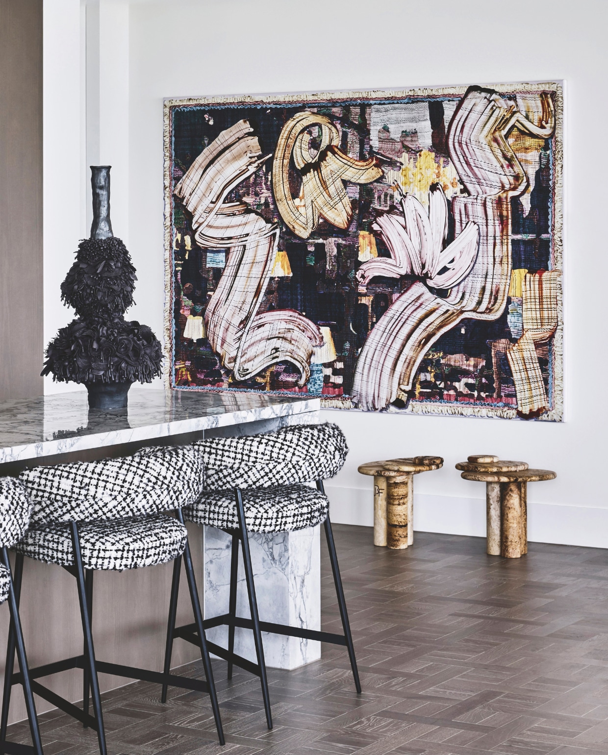 In de keuken borduurde Simone qua styling voort op het zwart-witte marmer van het keukeneiland. Zo past de keramieken sculptuur van Lia Klugman bij krukken Nena van Zanotta, bekleed met stof van Dedar, én bij het keramiek op het aanrecht, van Juz Kitson via Sophie Gannon Gallery. Simone: ‘Wees niet bang om ook op het aanrecht sculpturen tentoon te stellen.’ Stijlvol Wonen 05-2025 | styling Simone Haag | fotografie Tom Blachford