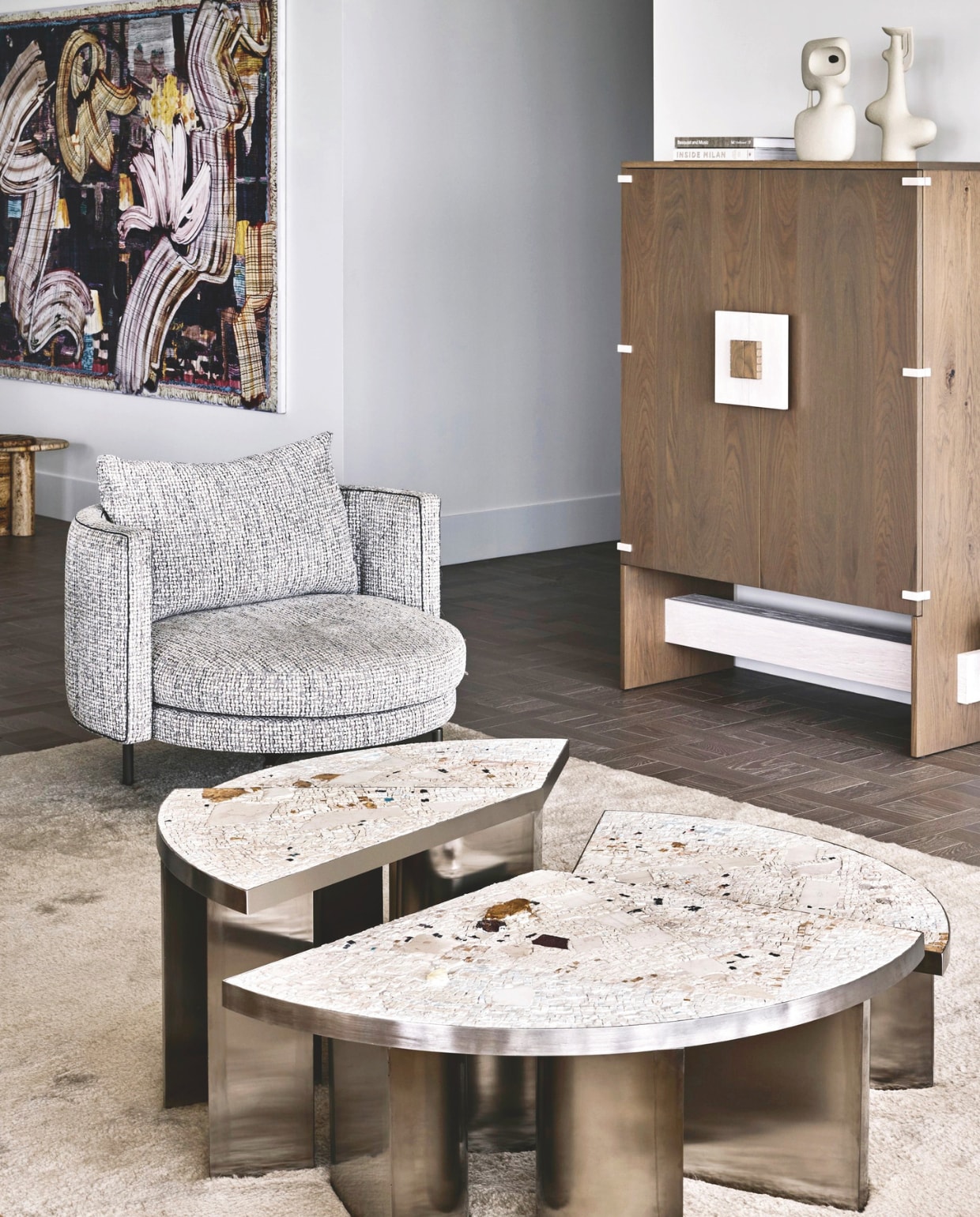 Simone: ‘De salontafel was onze eerste liefde voor deze kamer. Alle andere items zijn eromheen bedacht.' Salontafel van Hannes Peer via Blend Gallery. Fauteuil Torii van Minotti. Bar- en televisiemeubel maatwerk van Christopher Blank. Kleed Plain van Loom. Keramiek Clay Canoe. kunstwerk Late Night Lights, 2022, van Greg Hodge via Sullivan and Strumpf. Stijlvol Wonen 05-2025 | styling Simone Haag | fotografie Tom Blachford
