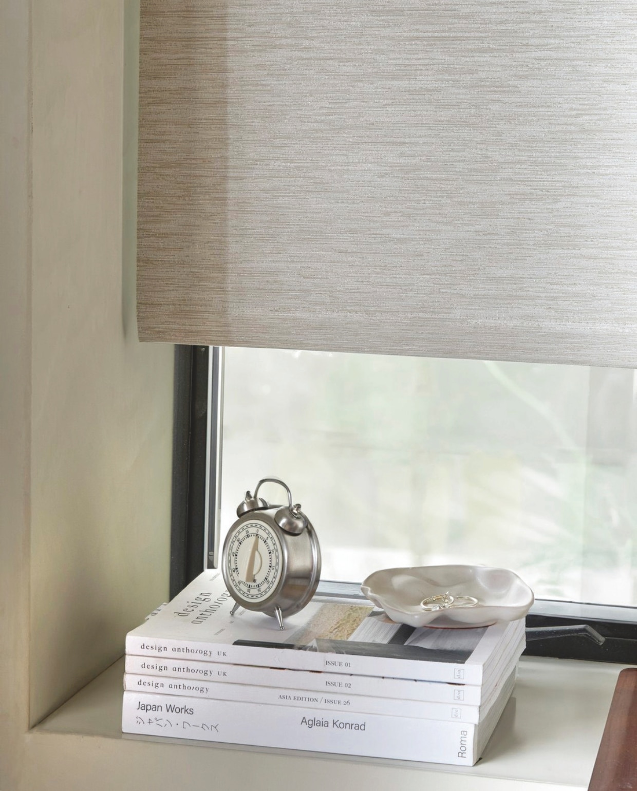 Verduisterend rolgordijn Sand, 60x190 cm (bxh) € 83,99. M.m.v. vestingh.nl (kalkverf Chalk van Lab in Just Jimmy), zarahome.com (wekker), hm.com (aardewerken schaaltje). Overig privébezit. vtwonen 06-2025 | styling Sanne Ketelaar | fotografie Peggy Janssen