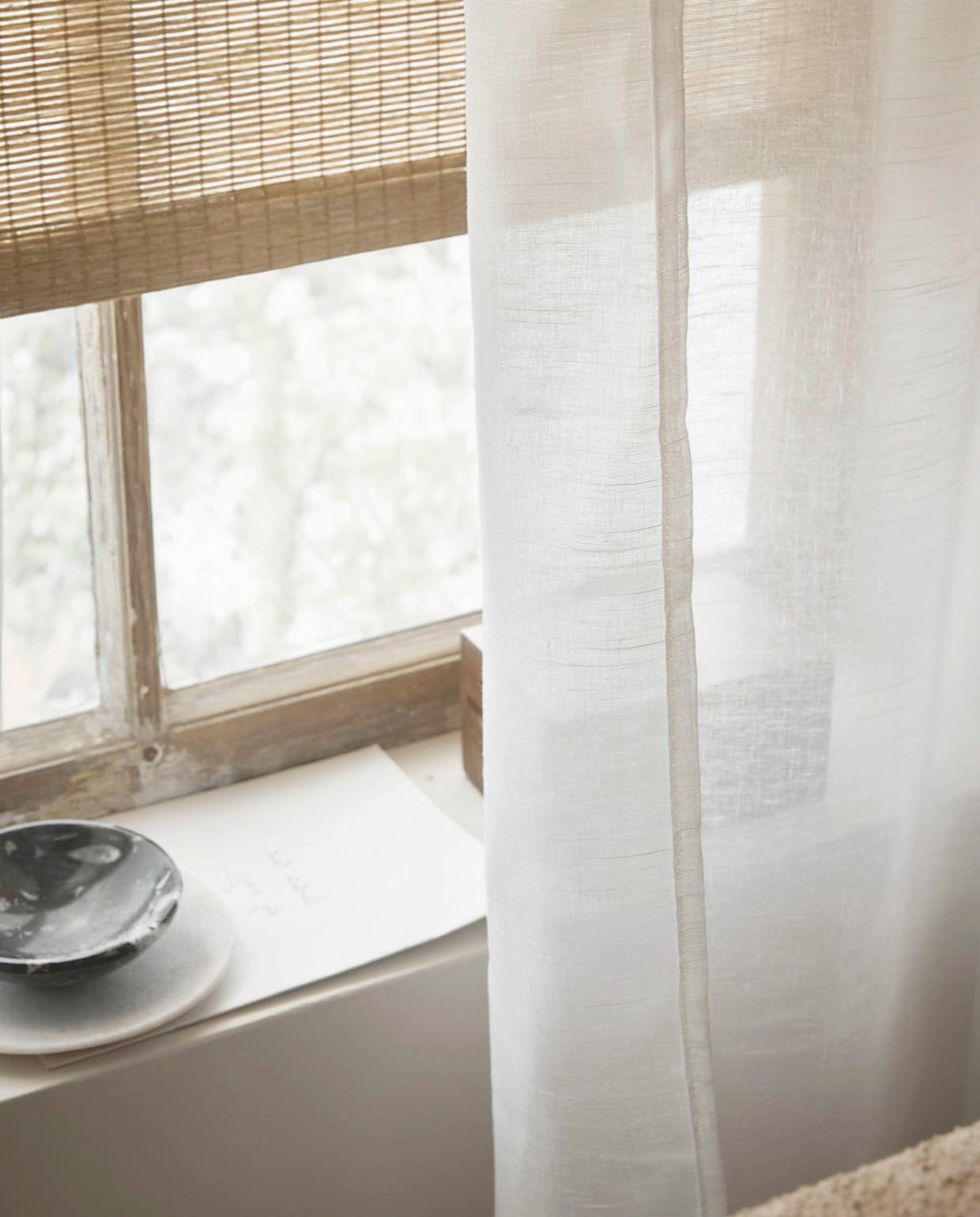 Lichtdoorlatend rolgordijn Aftersun, 60x190 cm (bxh) € 63,99 en halftransparant gordijn Frost in Wit, met plooi, 140x270cm (bxh) € 50,99. M.m.v. zarahome.com (houten doos). Overig privébezit. vtwonen 06-2025 | styling Sanne Ketelaar | fotografie Peggy Janssen