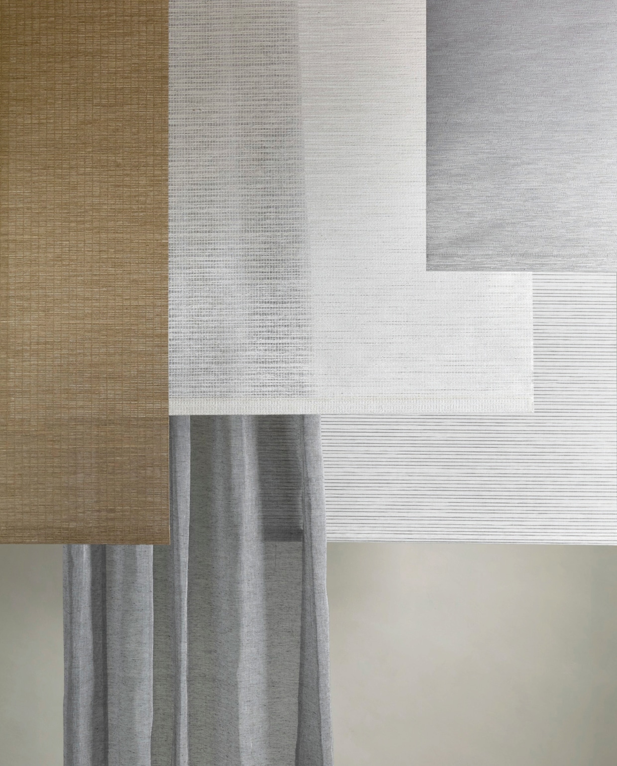 Lichtdoorlatend rolgordijn Aftersun, vanaf € 63,99, halftransparant gordijn Frost in Grijs, met plooi, 140x270 cm (bxh) € 50,99, lichtdoorlatend rolgordijn Air, vanaf € 63,99, lichtdoorlatend rolgordijn Wave, vanaf € 63,99 en verduisterend rolgordijn Sand, vanaf € 83,99. vtwonen 06-2025 | styling Sanne Ketelaar | fotografie Peggy Janssen