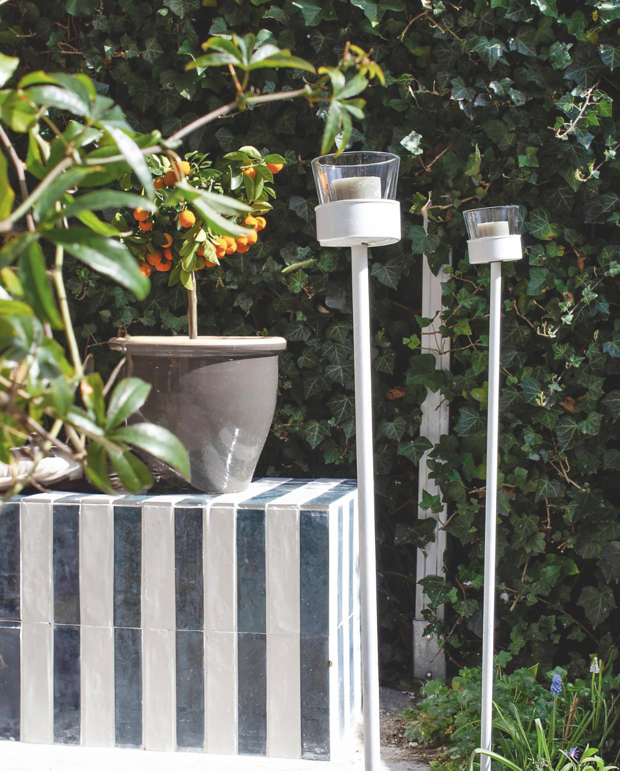 Tuinstoelen Fatboy, betegelde bank zelfgemaakt, bloempot kringloop. vtwonen 06-2025 DIY | fotografie en tekst Valerie Paas