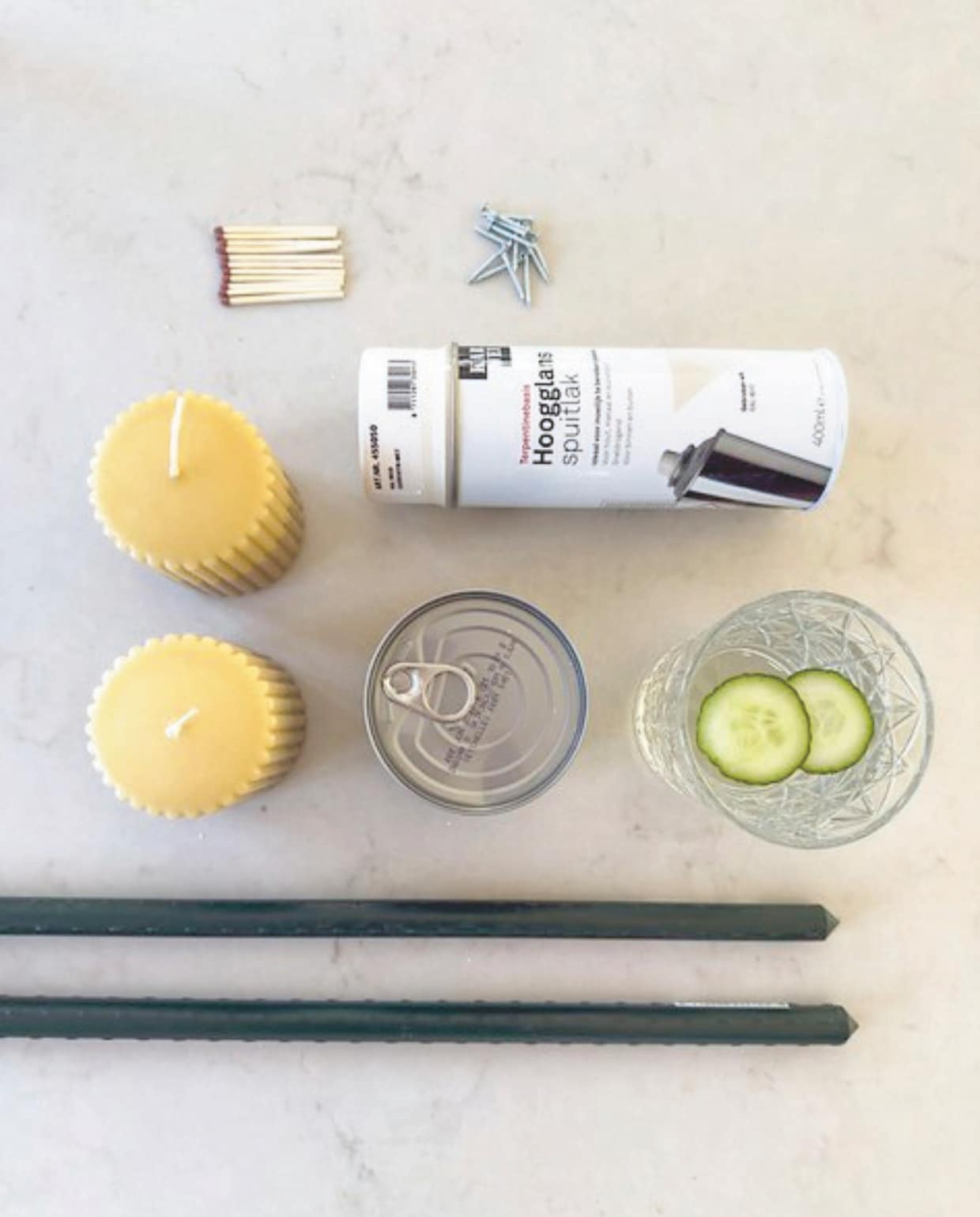 DIY van blikje naar tuinlantaarn, dit heb je nodig, leeg blik, plantenstok, spuitlak, hamer, drinkglas, kaars, optioneel: zaag. vtwonen 06-2025 DIY | fotografie &amp; tekst Valerie Paas