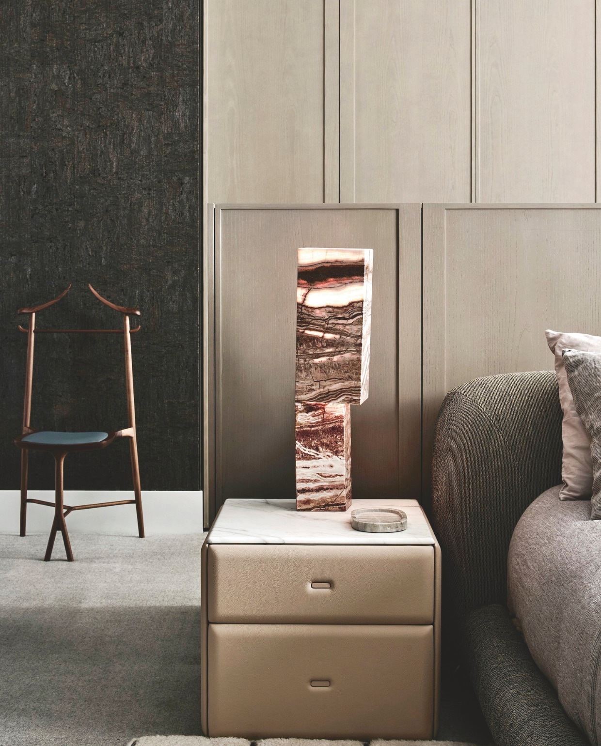 Simone: ‘De marmeren lamp is net zo veel lamp als sculptuur. Zoals ik vaker doe, hebben we voor meer spanning behang toegevoegd. Iets anders wat mijn stijl typeert, is kleden bovenop tapijt leggen.’ Bed Softbay van Porada, bekleed met stof van Pierre Frey. Bedlamp van Hannes Peer via Blend Gallery. Vloerkleed Sahara Grid van Cassina via Mobilia. Dressboy Chambre Close van Ceccotti, schaaltje via Design Stuff. Stijlvol Wonen 05-2025 | styling Simone Haag | fotografie Tom Blachford