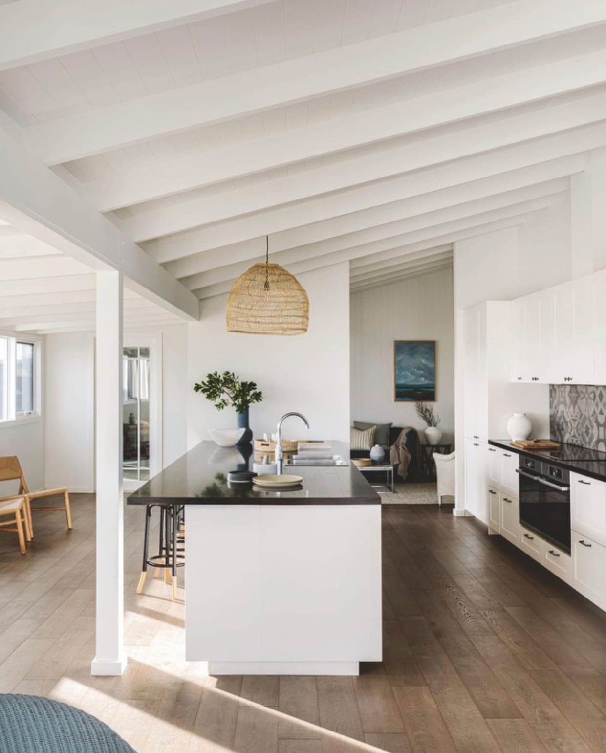 Keuken en keukeneiland Ikea. Vergelijkbare wandtegels Maxaro. Soortgelijke lamp HKliving. Soortgelijke vloer Barnwood van Fairwood. vtwonen Landelijk 5-2025 | styling Belle Hemming | fotografie Marnie Hawson | tekstbewerking Mirjam Rosema-Verhulst