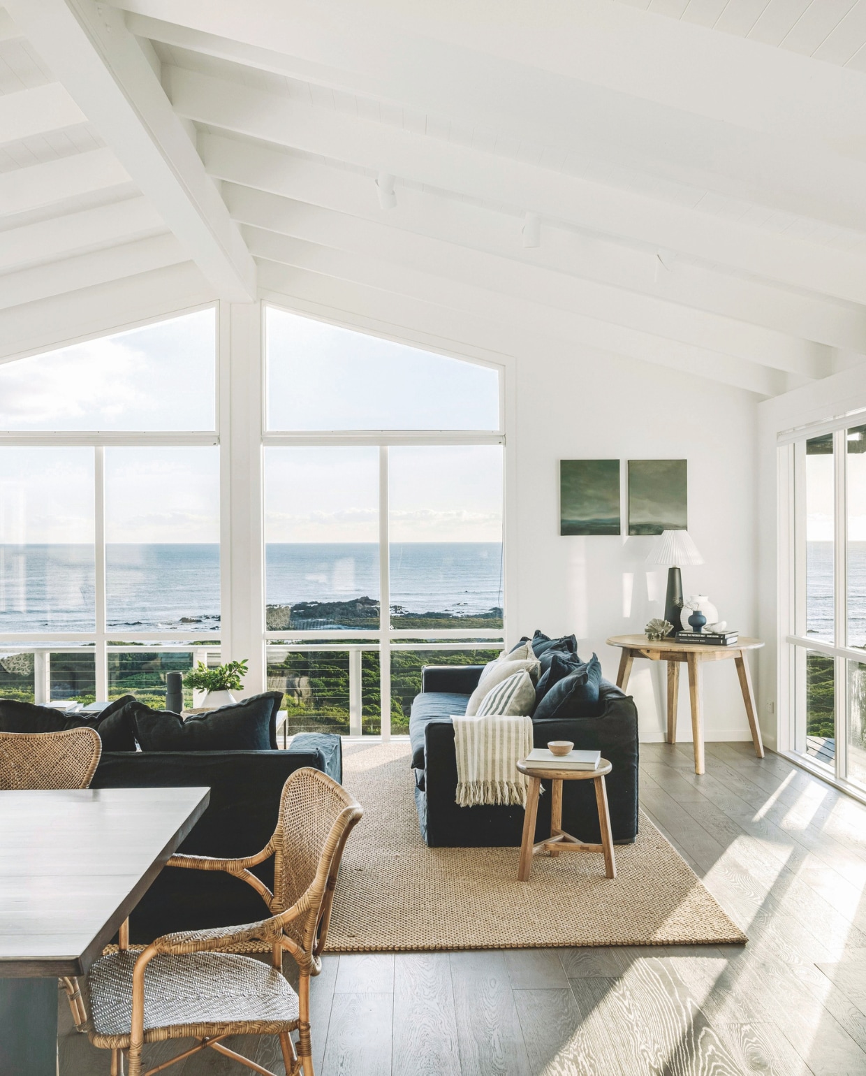 Soortgelijke banken Naduvi en Sissy-Boy. De eettafel namen ze over van vorige bewoners. Rieten stoelen MCM House. Soortgelijke houten bijzettafel Mater Design. vtwonen Landelijk 5-2025 | styling Belle Hemming | fotografie Marnie Hawson | tekstbewerking Mirjam Rosema-Verhulst