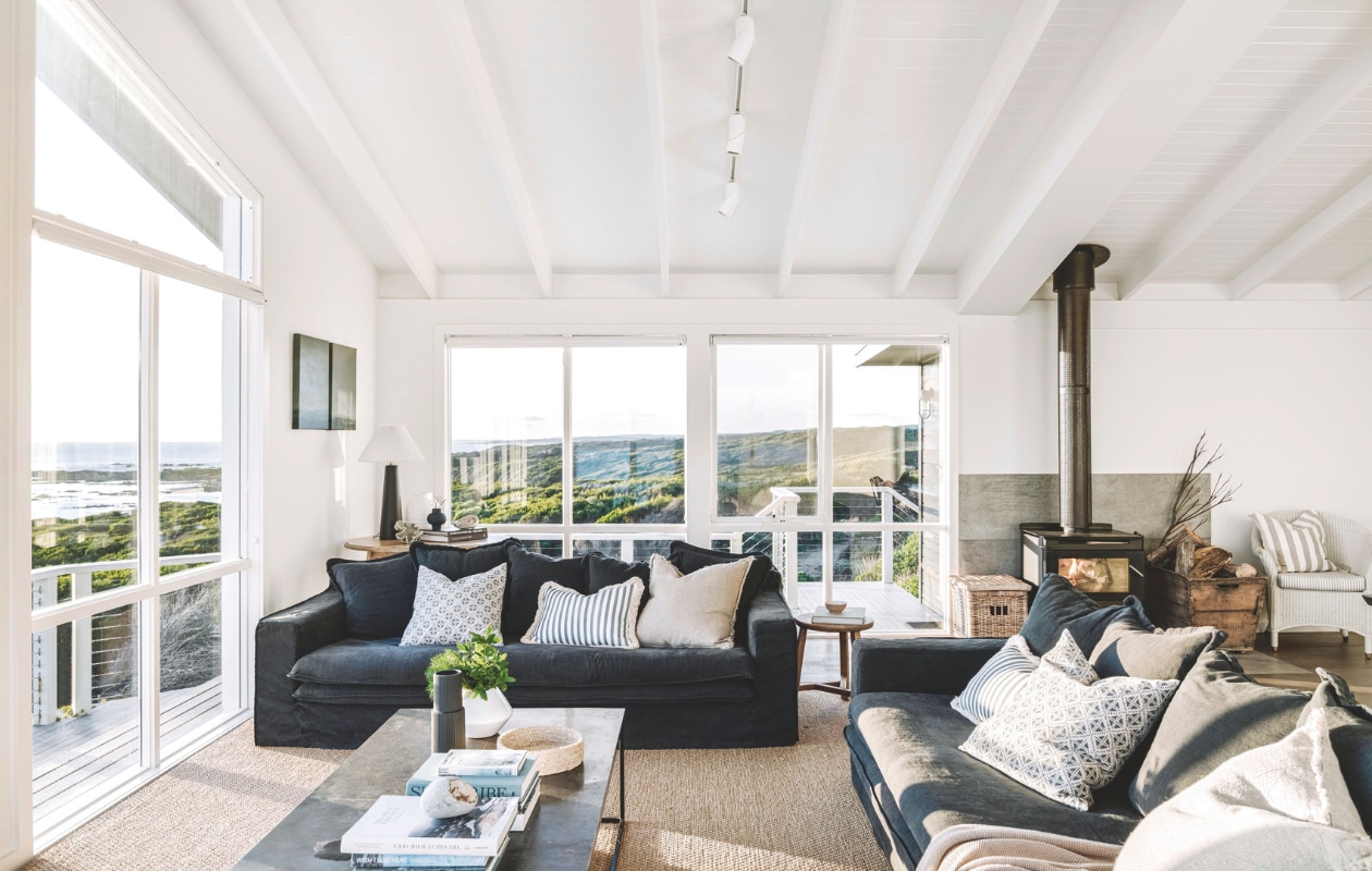 Soortgelijke houtkachel Dik Geurts. Vergelijkbare witte  fauteuil Lloyd Loom winkel. Kussens Lucy Montgomery. vtwonen Landelijk 5-2025 | styling Belle Hemming | fotografie Marnie Hawson | tekstbewerking Mirjam Rosema-Verhulst