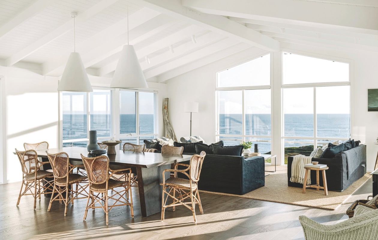 Muren, plafond en balken waren al wit gelakt. Vergelijkbare verfkleur Long Island Wit van Flexa Couleur Locale. Hanglampen Owan en stoelen van MCM House. vtwonen Landelijk 5-2025 | styling Belle Hemming | fotografie Marnie Hawson | tekstbewerking Mirjam Rosema-Verhulst