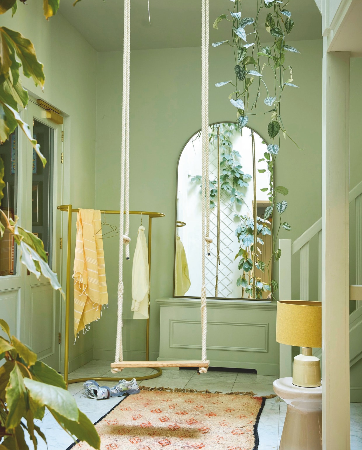 Wollen vloerkleed Beni Mguild € 390,-, katoenen hammamdoek geel € 13,95 (rozenkelim.nl). Stalen kapstok Colour Rack S Shape van Hay in Dion € 195,- (flinders.com). Keramieken bijzettafel in warmgrijs € 99,99 (karwei.nl). Keramieken tafellamp € 300,- (studioefg.nl). Overig privébezit. vtwonen 06-2025 Styling Hello Yellow | styling Kelly van Gendt | fotografie Peggy Janssen