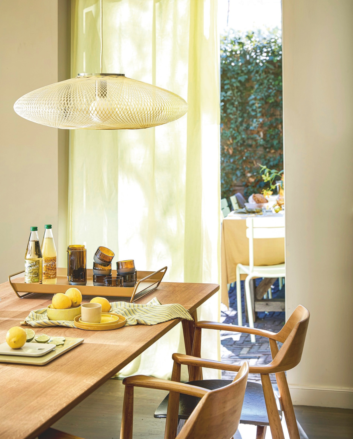 Stalen dienblad Alto van Fermob in Gingerbread € 99,- (extravert.nl). Glazen van gerecyclede bierflessen, set van 3 € 26,95, bijpassende karaf € 25,95 (originalhome.nl). Hanglamp Ufo Medium in Hazy Yellow, staal en garen € 620,- (atelierrobotiq.com). Linnen gordijnstof Brera Lino van Designers Guild, per meter € 105,- (wva.nl). Vierkante keramieken onderzetter Amare van Hübsch, set van 2 € 59,95,-, vierkante keramieken bord Amare van Hübsch, set van 2 € 45,95, gele keramieken bord Amare van Hübsch € 27,95, katoenen theedoek in Yellow van Hübsch € 12,- (shop.vtwonen.nl). Keramieken kop Iron € 20,-, keramieken kom € 26,-, keramieken bord Cookie in Yellow € 22,- (studioefg.nl). Overig privébezit. vtwonen 06-2025 Styling Hello Yellow | styling Kelly van Gendt | fotografie Peggy Janssen
