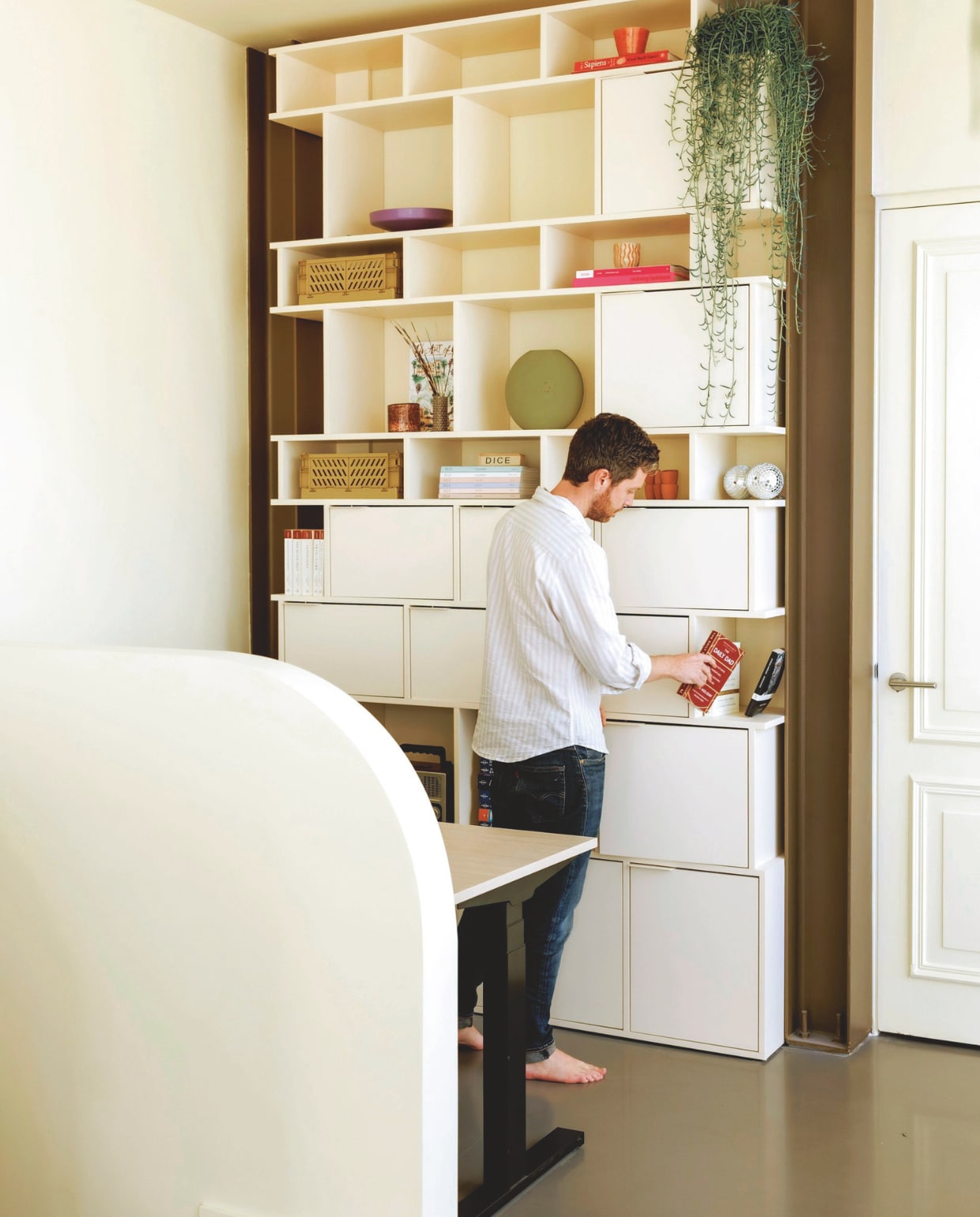 Muur en plafond in Asian Sunrise van Lab Paint. Deur in dezelfde kleur lak. Pilaren geschilderd in Hunter van Lab Paint. Maatwerk kast Tylko in Botergeel. vtwonen 06-2025 | styling Kelly van Gendt | fotografie Emma Peijnenburg