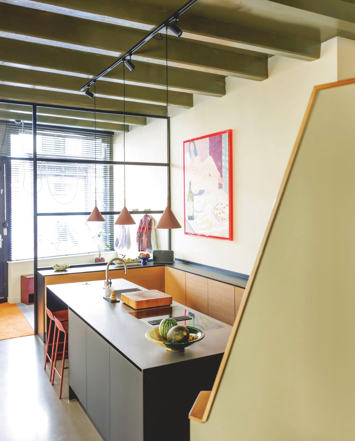 Muurkleur Asian Sunrise van Lab Paint. Plafondverf High Gloss Lak in Fresh Olive van Pure & Original. Schuine wand in Moss van Lab Paint. Maatwerk keuken, blad van koudgewalst staal, houtfineer fronten. Lichtrail Lampenlicht. Oude hanglampen HKliving. Kunstwerk Get Your Groove van HKliving. Barkrukken Normann Copenhagen. Kast in hal Tylko. Deurmat LX Matten. Fruitschaal kringloop. vtwonen 06-2025 | styling Kelly van Gendt | fotografie Emma Peijnenburg | tekst Jackie Oomen