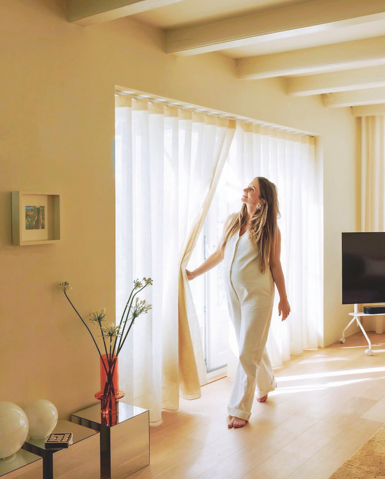 Muurkleur Asian Sunrise van Lab Paint. Lijst Ikea geschilderd in dezelfde kleur lak. Bollampjes Ikea. Vaas Urban Nature Culture. Spiegeltafeltjes Ikea hack. vtwonen 06-2025 | styling Kelly van Gendt | fotografie Emma Peijnenburg