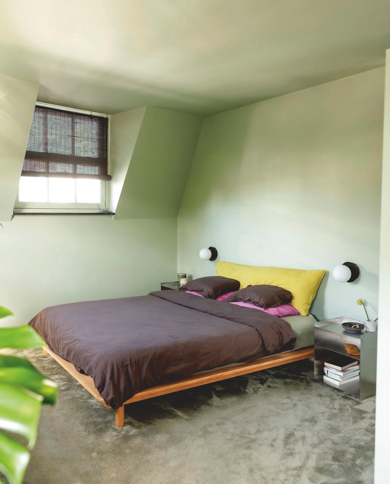 Muur en plafond in Poetic Pondicherry van Lab Paint, kozijnen in dezelfde kleur lak van Lab Paint. Bamboe raamdecoratie Leen Bakker. Lang kussen Bedmate en beddengoed van Suite702. Rvs nachtkastjes Sklum. vtwonen 06-2025 | styling Kelly van Gendt | fotografie Emma Peijnenburg