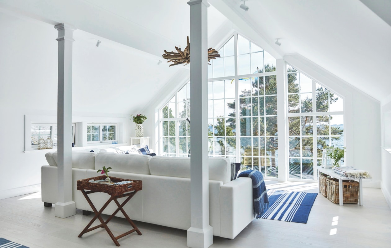 Bank Sweef. Soortgelijke butlertray Newport Home Interiors en Rivièra Maison. Soortgelijk vloerkleed Dorri Stripe van Rugvista. vtwonen Landelijk 05-2025 | fotografie Birgitta Wolfgang Bjørnvad