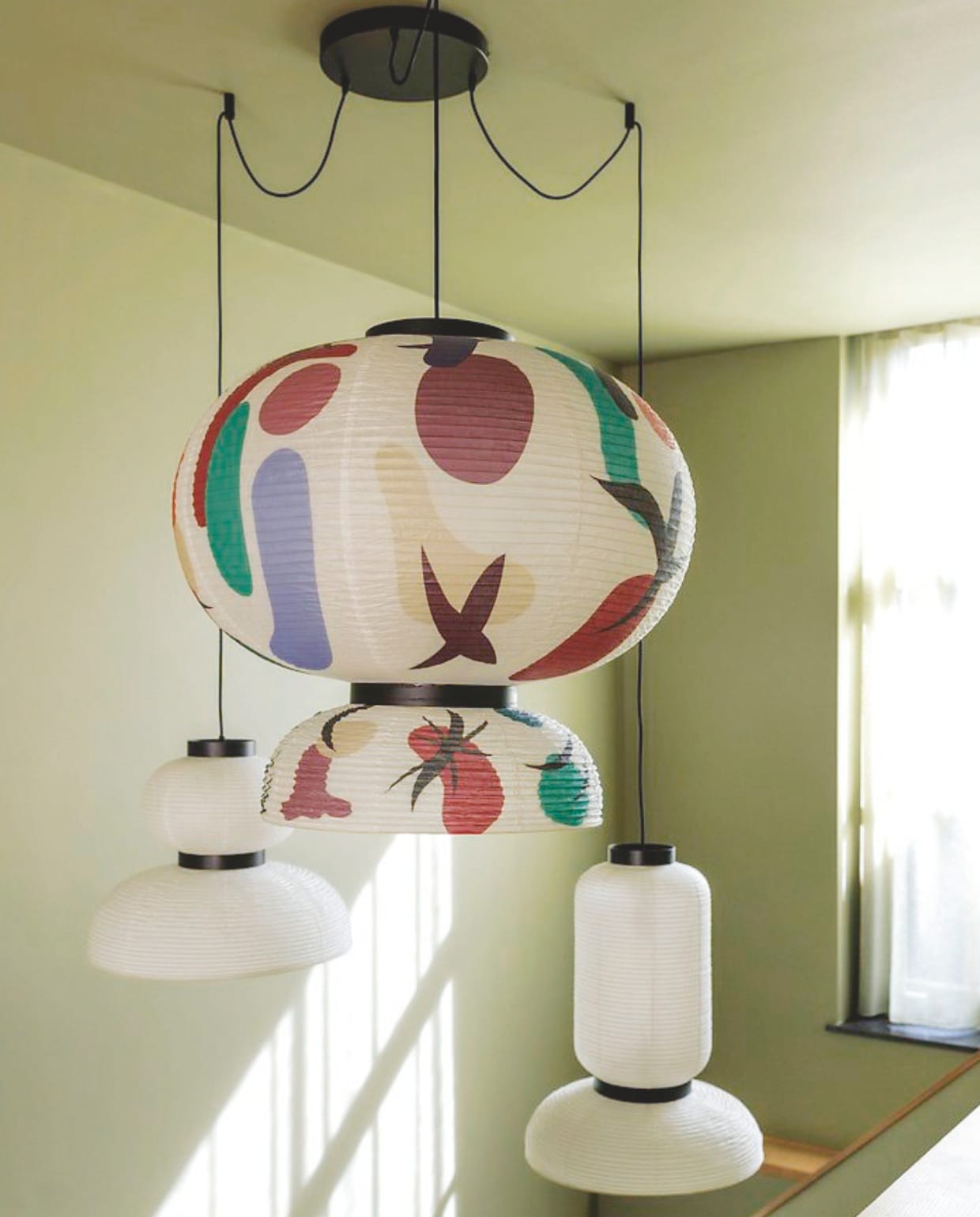 Wand en plafond in Moss van Lab Paint. Gordijnen Nuzzle in Olijfgroen van Vadain. Lampen Formakami van &Tradition, gekleurde Limited Edition in samenwerking met Jaime Hayon.  vtwonen 06-2025 | styling Kelly van Gendt | fotografie Emma Peijnenburg