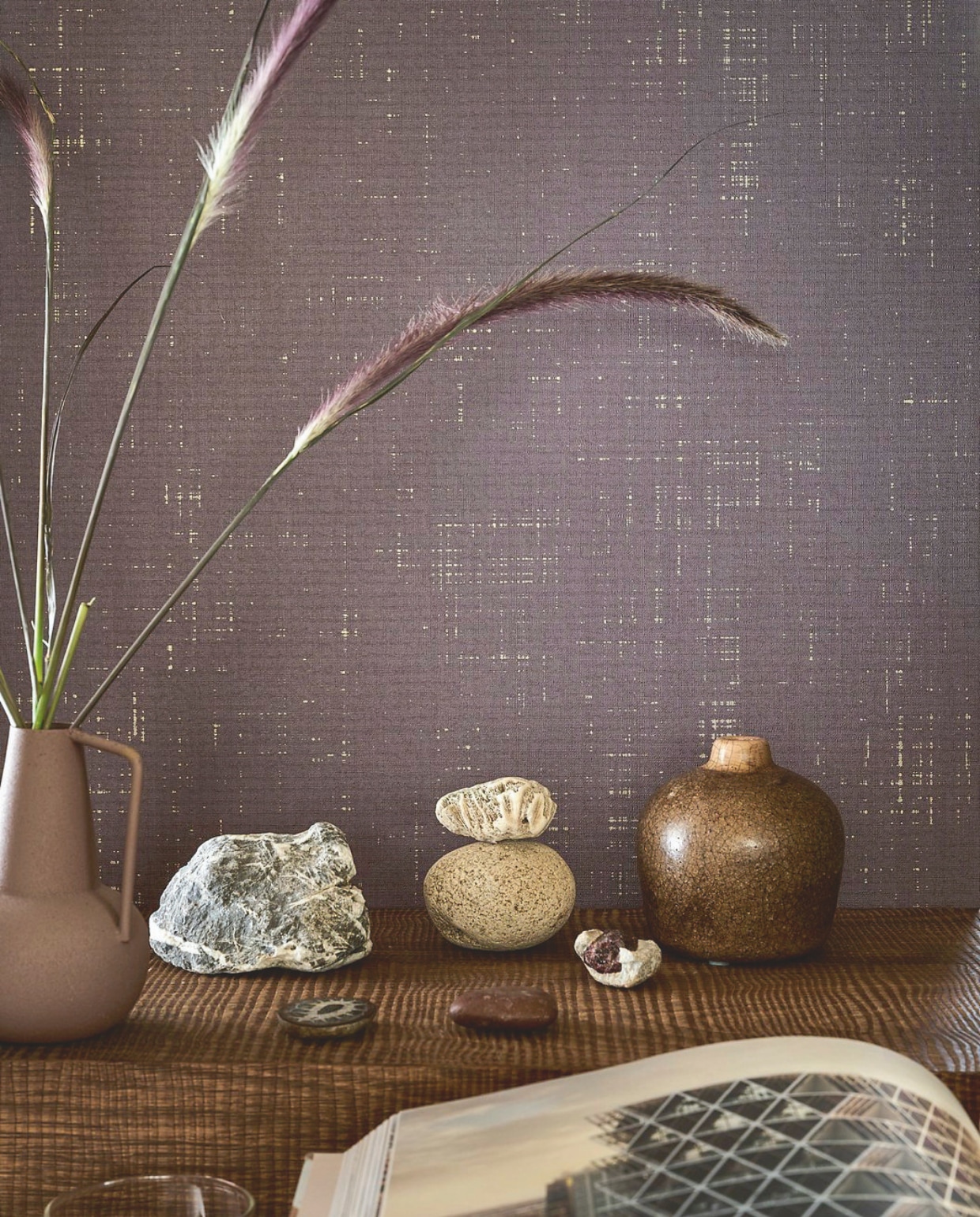 Behang Linnen in Ebony, 53 cm x 10 m (bxl), per rol € 33,99.Overig privébezit. vtwonen 06-2025 | styling Kim van Rossenberg | fotografie Sjoerd Eickmans