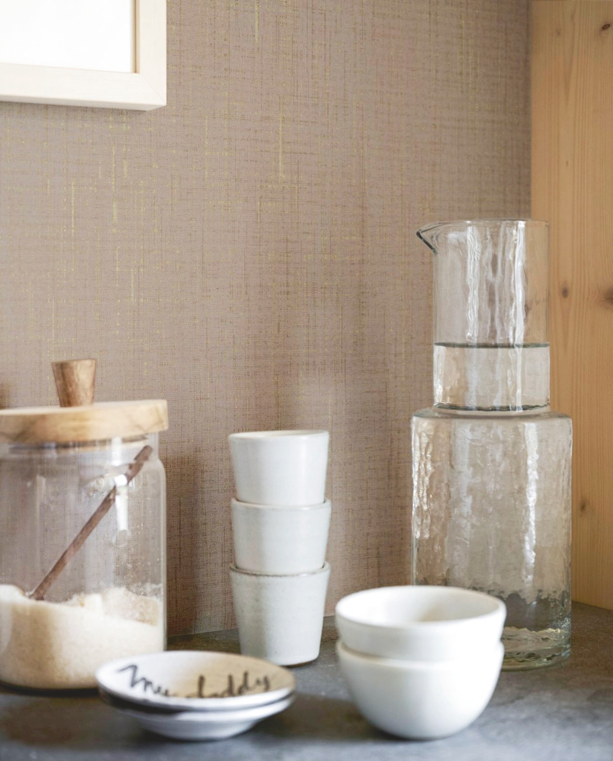 Behang Linnen in Soft Clay, 53 cm x 10 m (bxl), per rol € 33,99.M.m.v. zarahome.com (karaf). Overig privébezit. vtwonen 06-2025 | styling Kim van Rossenberg | fotografie Sjoerd Eickmans
