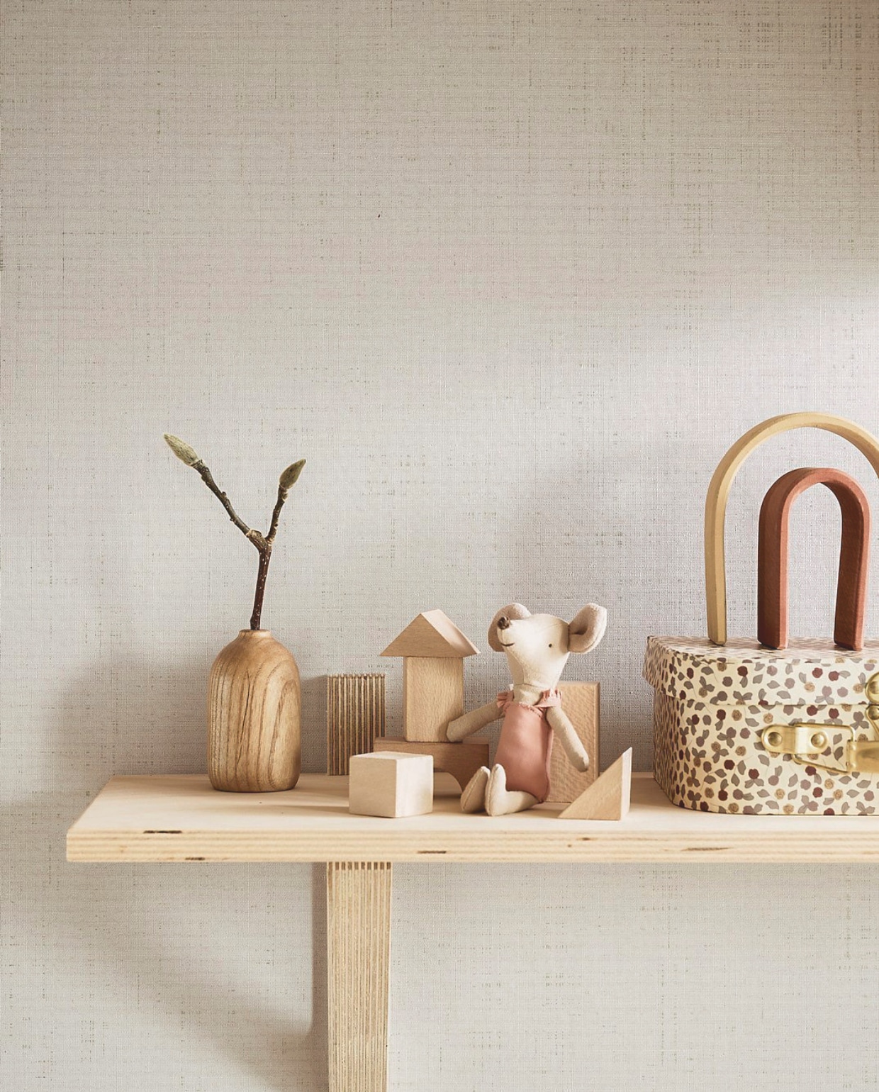 Behang Linnen in Cotton, 53 cm x 10 m (bxl), per rol € 33,99.Overig privébezit. vtwonen 06-2025 | styling Kim van Rossenberg | fotografie Sjoerd Eickmans