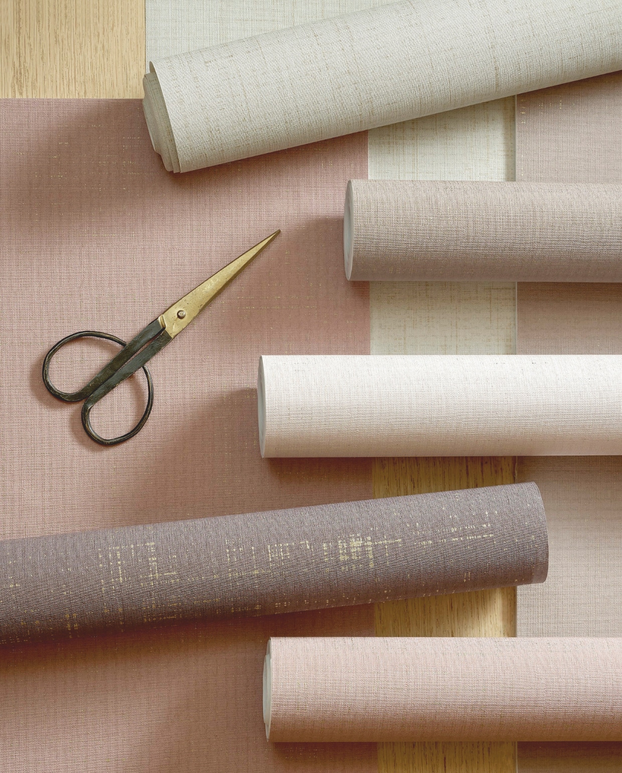 Van boven naar beneden: Behang Linnen in Gold, 53 cm x 10 m (bxl), per rol € 33,99. Behang Linnen in Mirre, 53 cm x 10 m (bxl), per rol € 33,99. Behang Linnen in Cotton, 53 cm x 10 m (bxl), per rol € 33,99. Behang Linnen in Ebony, 53 cm x 10 m (bxl), per rol € 33,99. Behang Linnen in Soft Clay, 53 cm x 10 m (bxl), per rol € 33,99. vtwonen 06-2025 | styling Kim van Rossenberg | fotografie Sjoerd Eickmans
