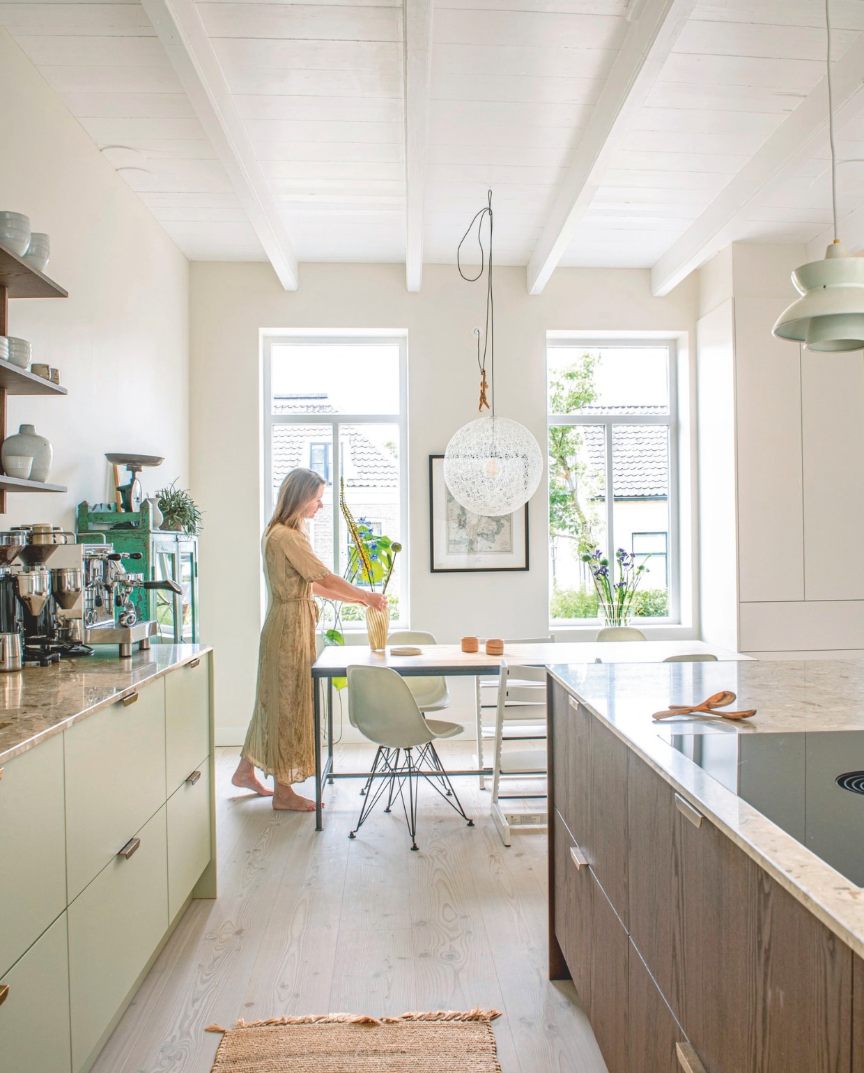 Keuken en wandrek Mugg, keramiek Annemieke Boots Ceramics en kringloopwinkels, handgrepen van Justustebbo, keukenblad via Ama Group, espressomachine Bezzera Magica, koffiemolen Quamar Q50, lampen boven keukeneiland vintage Louis Poulsen, vloer douglashout Pur Natur, kleur wanden en kast Clay Pale en kozijnen kleur Flint, beide van Little Greene. Vloerkleed H&M. vtwonen 06-2025 | styling Jeske Weel | fotografie Caroline Coehorst