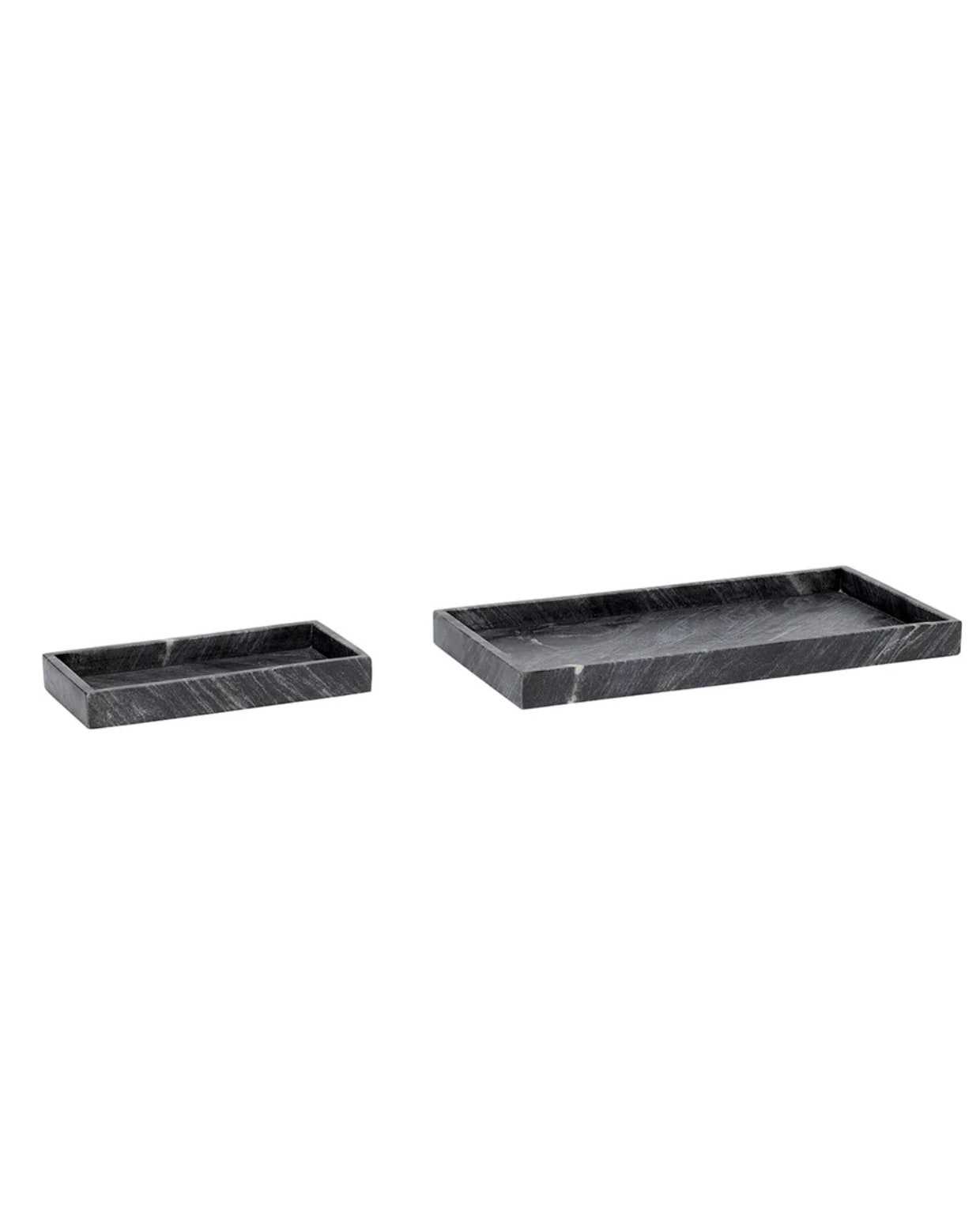 Hübsch bladen grand, marmer, zwart, 50x25x4 cm en 30x15x2 cm (lxbxh) € 170,- (shop.vtwonen.nl). Hübsch
