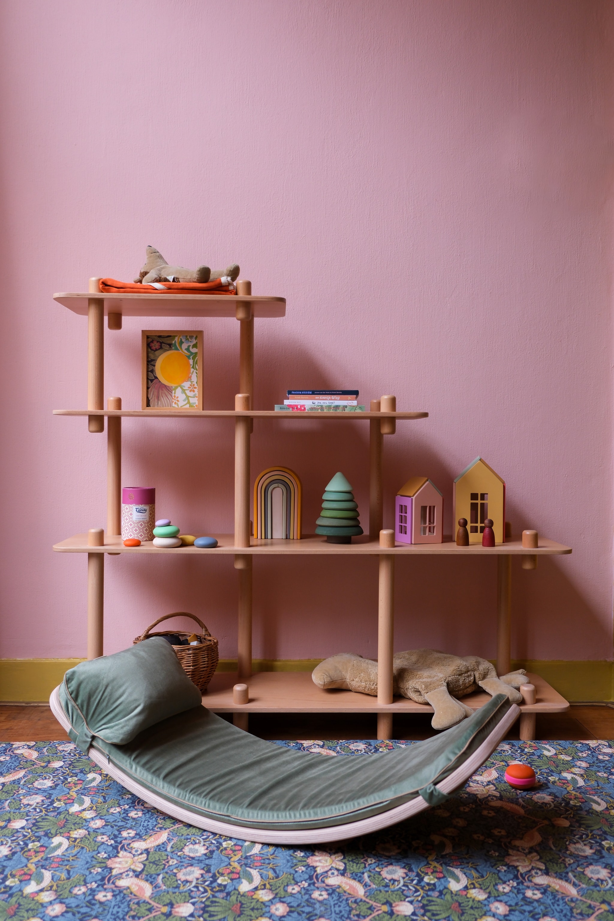 Houten rek Charlie Crane, speelmat Totter+Tumble, balansbord Wobbelboard. Houten huisjes Babai, speelstenen Wobbel Candy, houten dennenboom Raduga Grez, knuffelkameel Senger Naturwelt. Muurverf Summer Punch, plint geverfd met Billy Button, beide Lab Paint. fotografie Rio van der Oest @mostlymosi