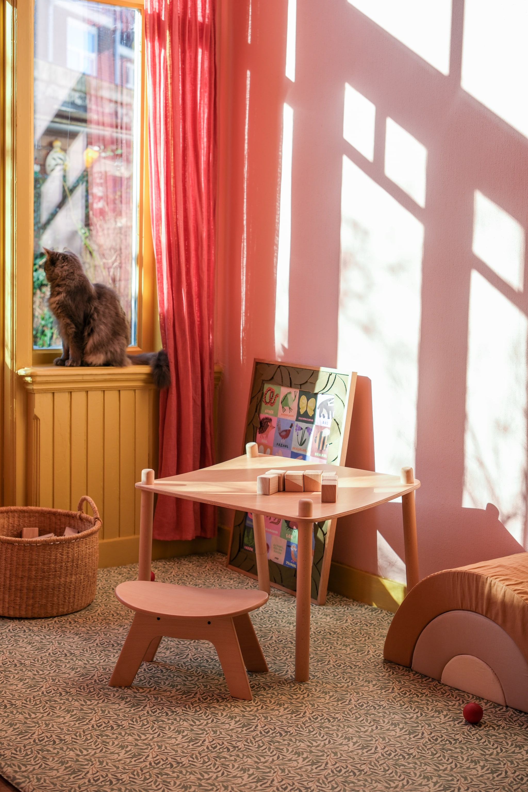 Tafel, stoel en kruk Charlie Crane. fotografie Rio van der Oest @mostlymosi