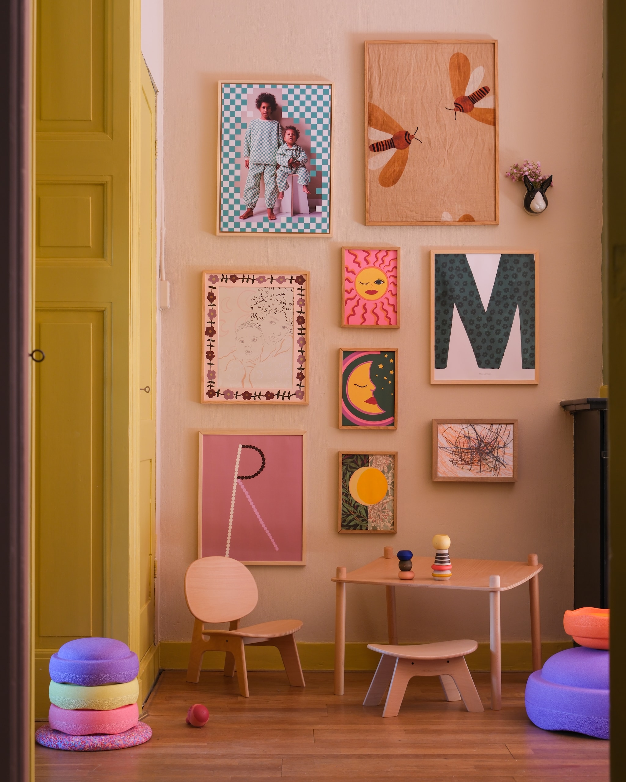 Tafel, stoel en kruk Charlie Crane. Stapelstenen Stapelstein. Speelgoed op tafel Grapat. Poster zon en maan Jungle Mumble Design, Letterposters Mr Starsky, verzamellijst kindertekeningen Ram’n, konijn aan de muur Quail, ingelijste hydrofiele doek Play at Slaep x Aniek Bartels. fotografie Rio van der Oest @mostlymosi