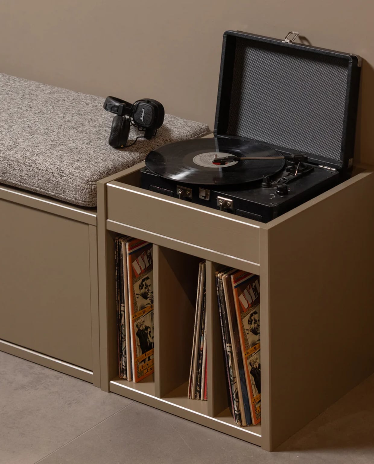 Woood platenkast Turner, Grenen, Mud, 47x44x44, €159,-, (shop.vtwonen.nl). Woood | Basiclabel