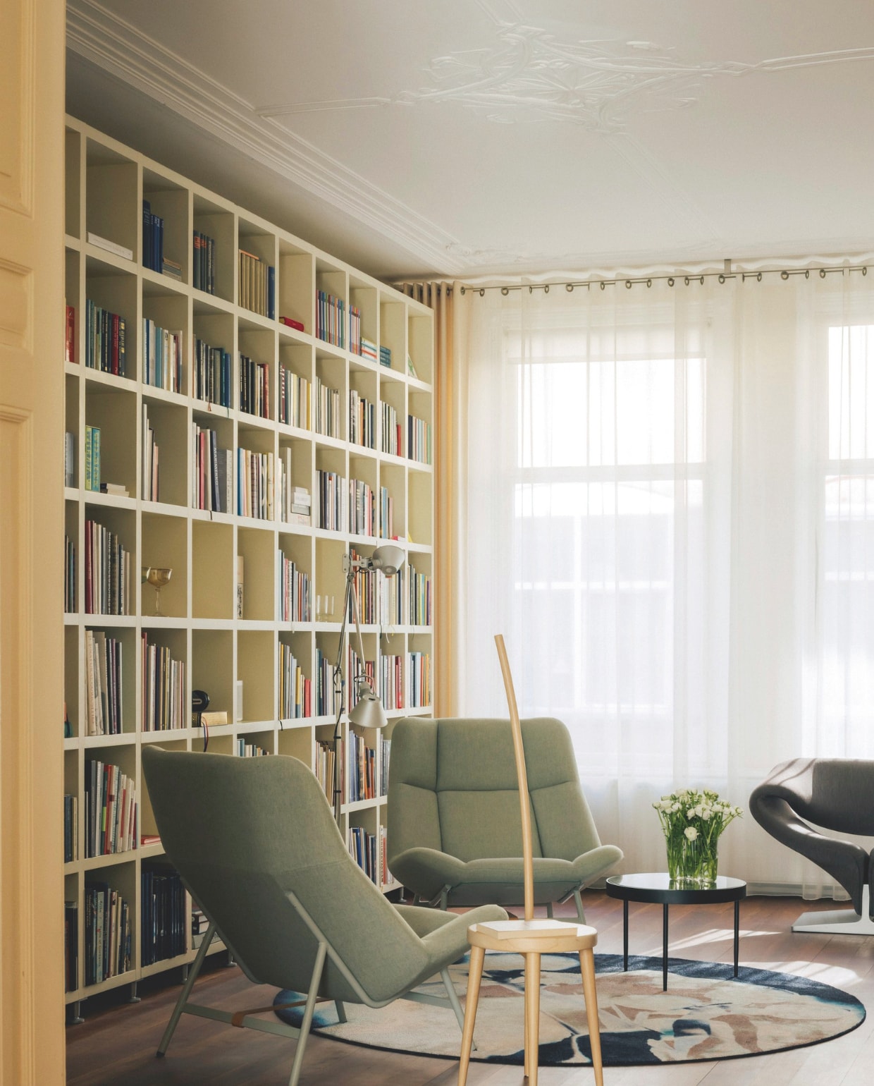 Groene fauteuils van Stefan Scholten voor Artifort, bruine fauteuil Ribbon van Pierre Paulin voor Artifort. De zwarte bijzettafel is een ontwerp van Nicoles pleegmoeder Janni van Pelt. Kleed Workingbert. Kruk Twig van Demirden. Stijlvol Wonen 06-2025 | fotografie Katoo Peeters