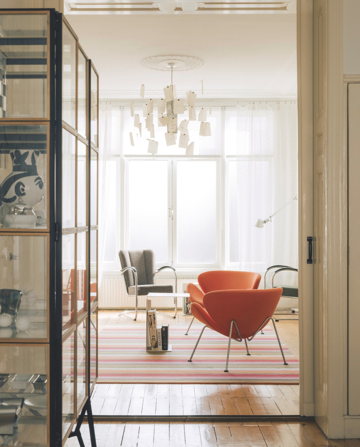 In Nicoles werkkamer ligt een vloerkleed van Fuli. Bureau Ron Arad. Stoelen van Eames Vitra en Richard Hutten. Vitrinekast ontworpen door Paul Heijnen. Fauteuil Studio Lawrence. Stijlvol Wonen 06-2025 | fotografie Katoo Peeters