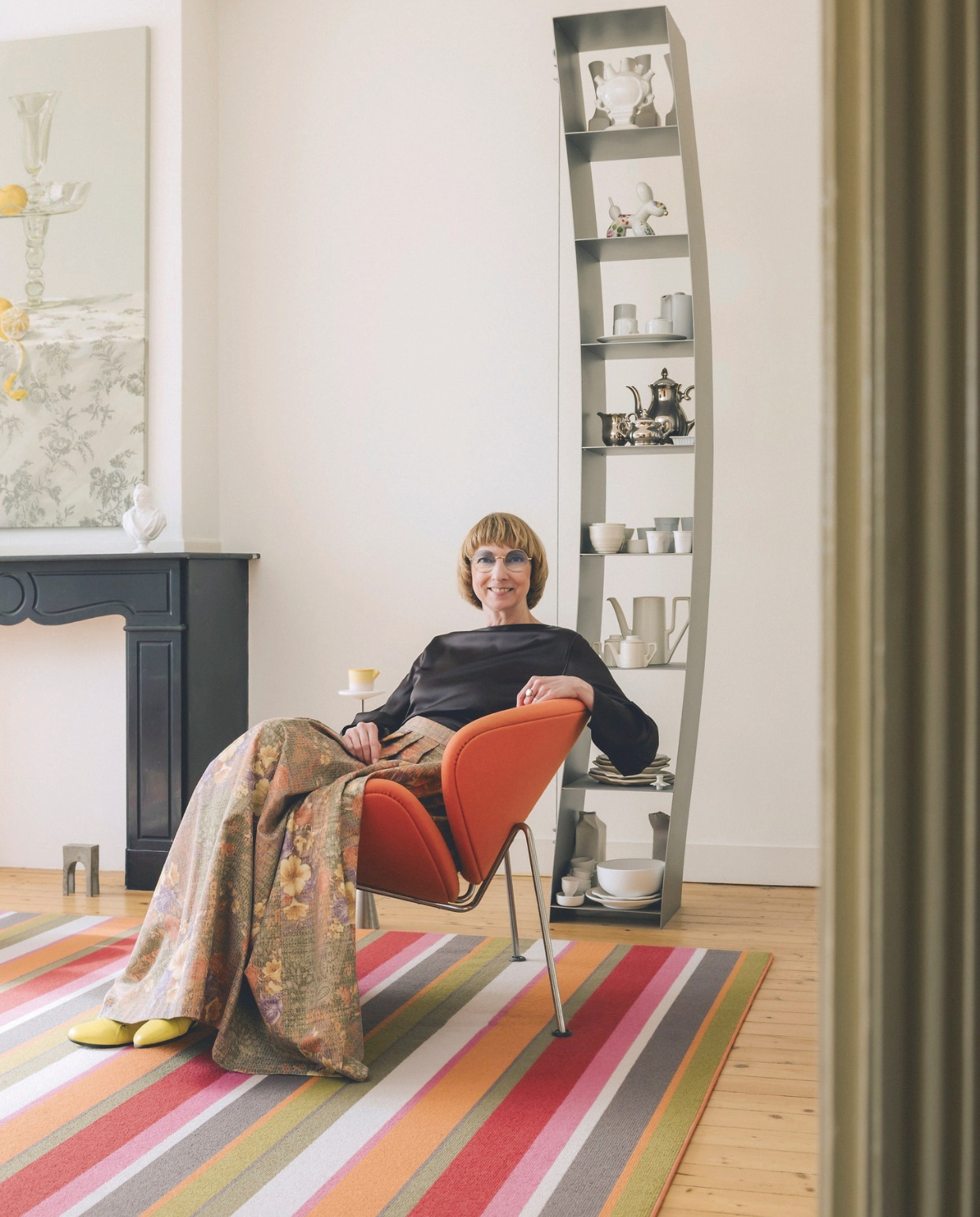 Open kast ontworpen door Wolfgang Laubersheimer. Bijzettafel XES van Edward Geluk is bedoeld voor één item, zoals een kop koffie. Gele mok uit Arita-serie van Scholten & Baijings. Stijlvol Wonen 06-2025 | fotografie Katoo Peeters