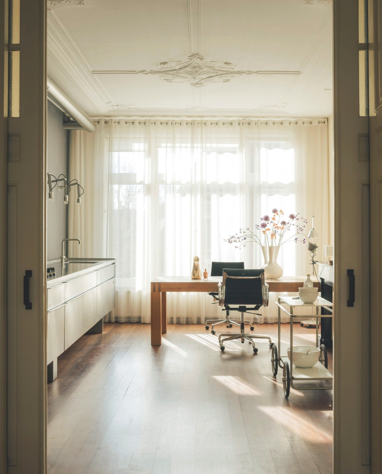 In de keuken gebruikt Nicole bureaustoelen van Eames Vitra als eetkamerstoelen. Stijlvol Wonen 06-2025 | fotografie Katoo Peeters