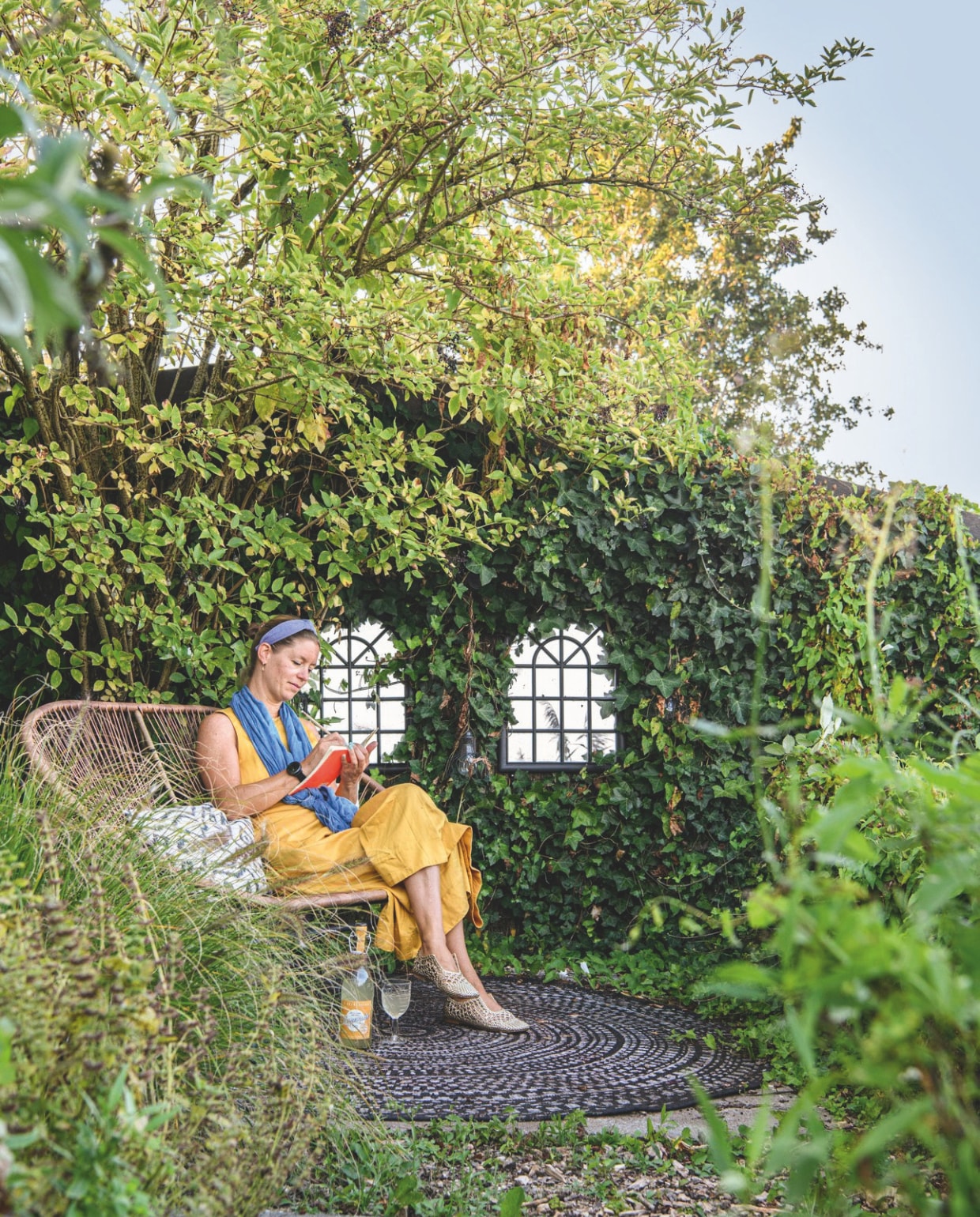Buitenbank Nous Garden, buitenvloerkleed Wehkamp. vtwonen 06-2025 | styling Fiona Richardson | fotografie Lisa Cohen