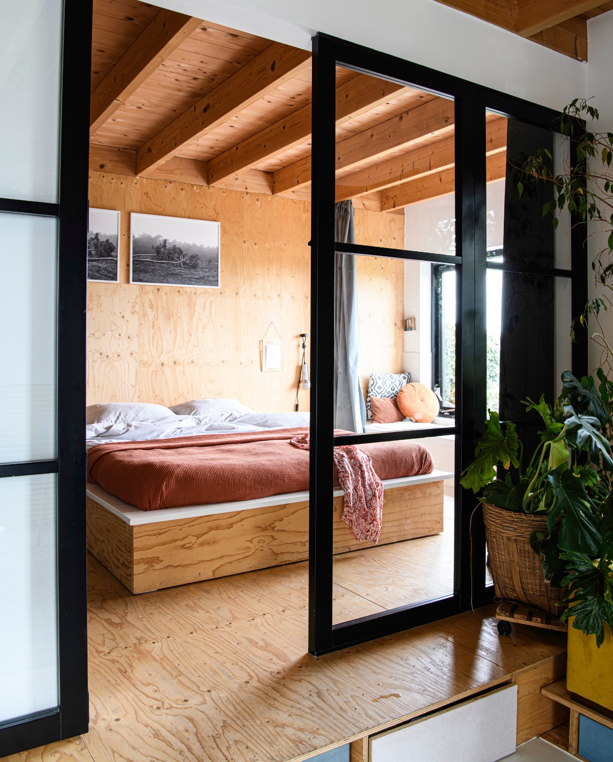 Kledingrek kringloop, verhoging bed zelfgemaakt, sprei Hallesches Haus, beddengoed Walra, tafeltje naast bed Wehkamp, nachtlampjes Catawiki, fotografie August Fifth. vtwonen 06-2025 | styling Fiona Richardson | fotografie Lisa Cohen