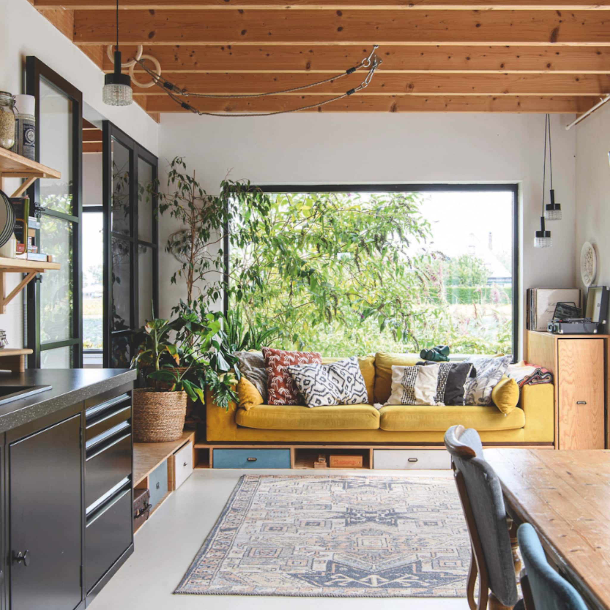 vakantiehuis hout kleurrijke accenten