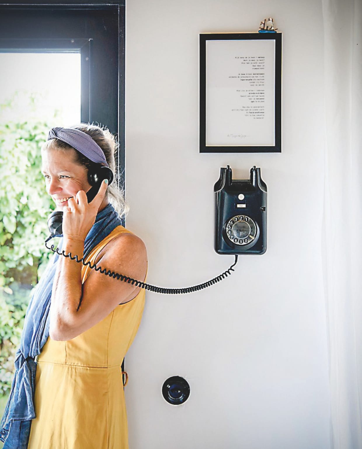 Oude telefoon Catawiki, schilderij Poet Suze. vtwonen 06-2025 | styling Fiona Richardson | fotografie Lisa Cohen