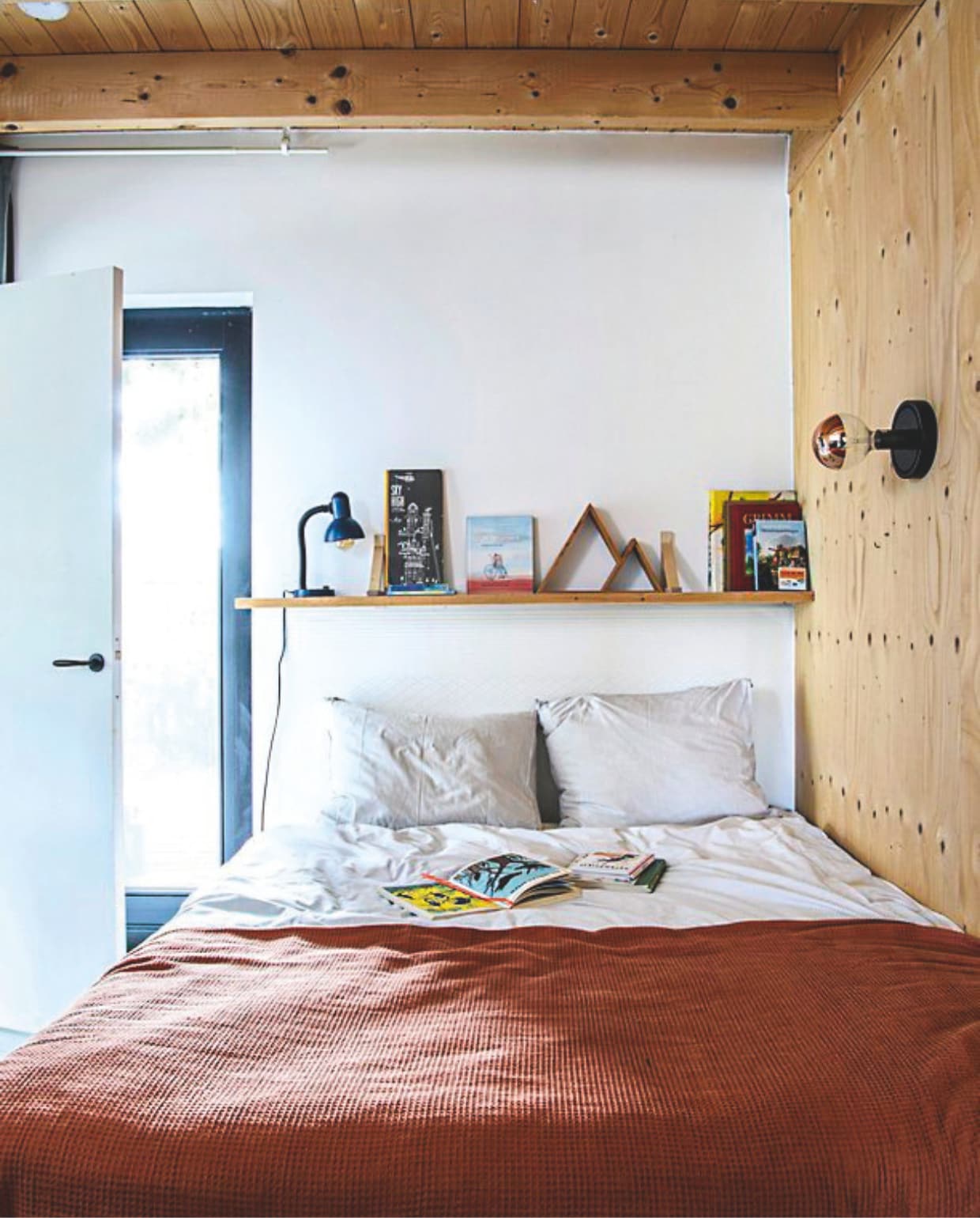 Een plank boven het bed is de perfecte plek voor persoonlijke spullen. vtwonen 06-2025 | styling Fiona Richardson | fotografie Lisa Cohen