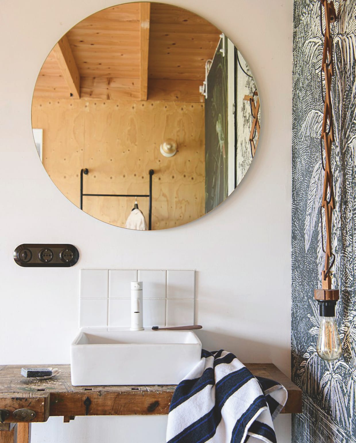 Spiegel en wastafel kringloop. Tegels en behang Marktplaats. Wastafelmeubel en lamp Catawiki. vtwonen 06-2025 | styling Fiona Richardson | fotografie Lisa Cohen