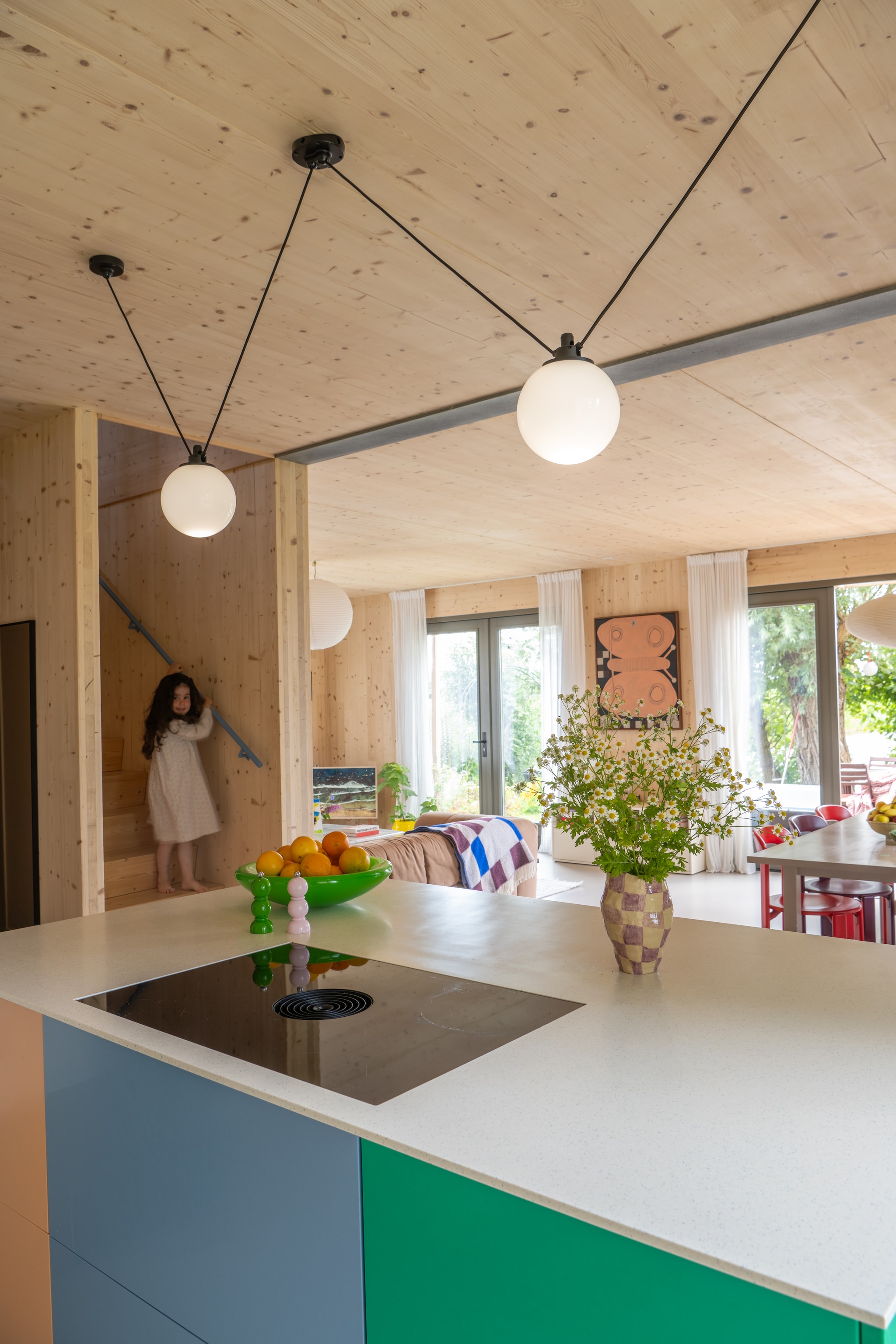 Keuken Match van Muller Van Severen voor Reform, hanglamp DCW Editions. Wandplank Frama, wandlampen Rose Uniacke. Tas Isabel Marant, broodrooster Hay, pan Le Creuset. Muurkleur een custom NCS kleur (S 0804-Y30R) op basis van de kleur van de keuken. Eettafel Ikea, stoelen model Rey via Hay, lamp Akari van Vitra. Wandkast String, vaas Muuto. Gordijnen H&M Home, gietvloer Van Hollandse Bodem. vtwonen 09-2025 | styling Jasmijn Stegeman | fotografie Anke Leunissen