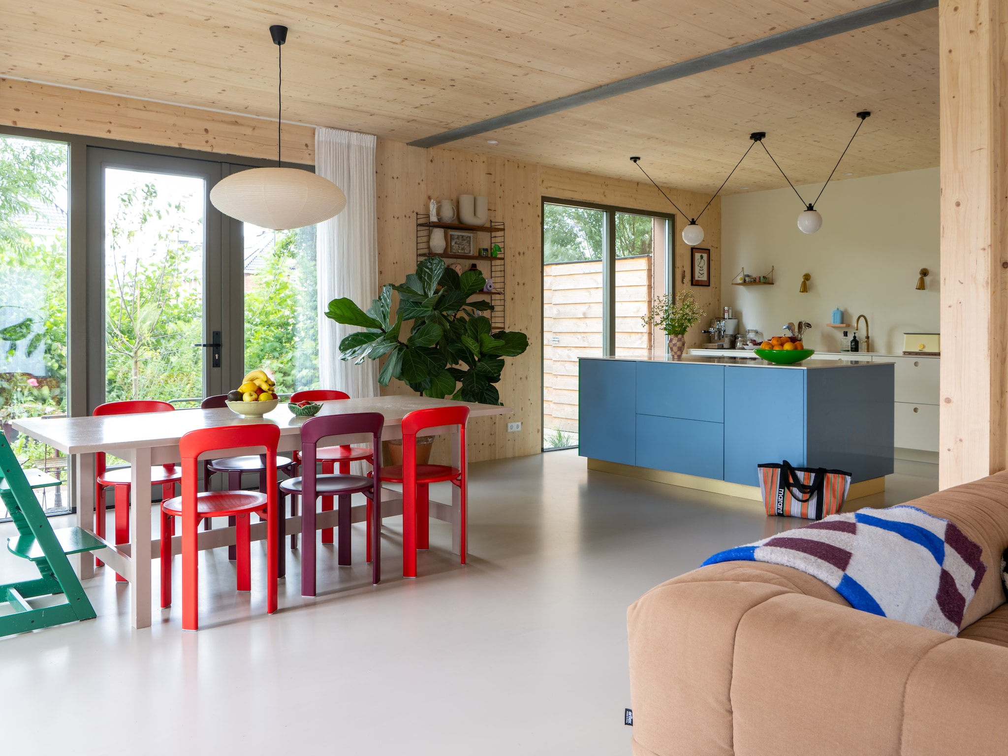 binnenkijken kleurrijke eco woning boerderijerf