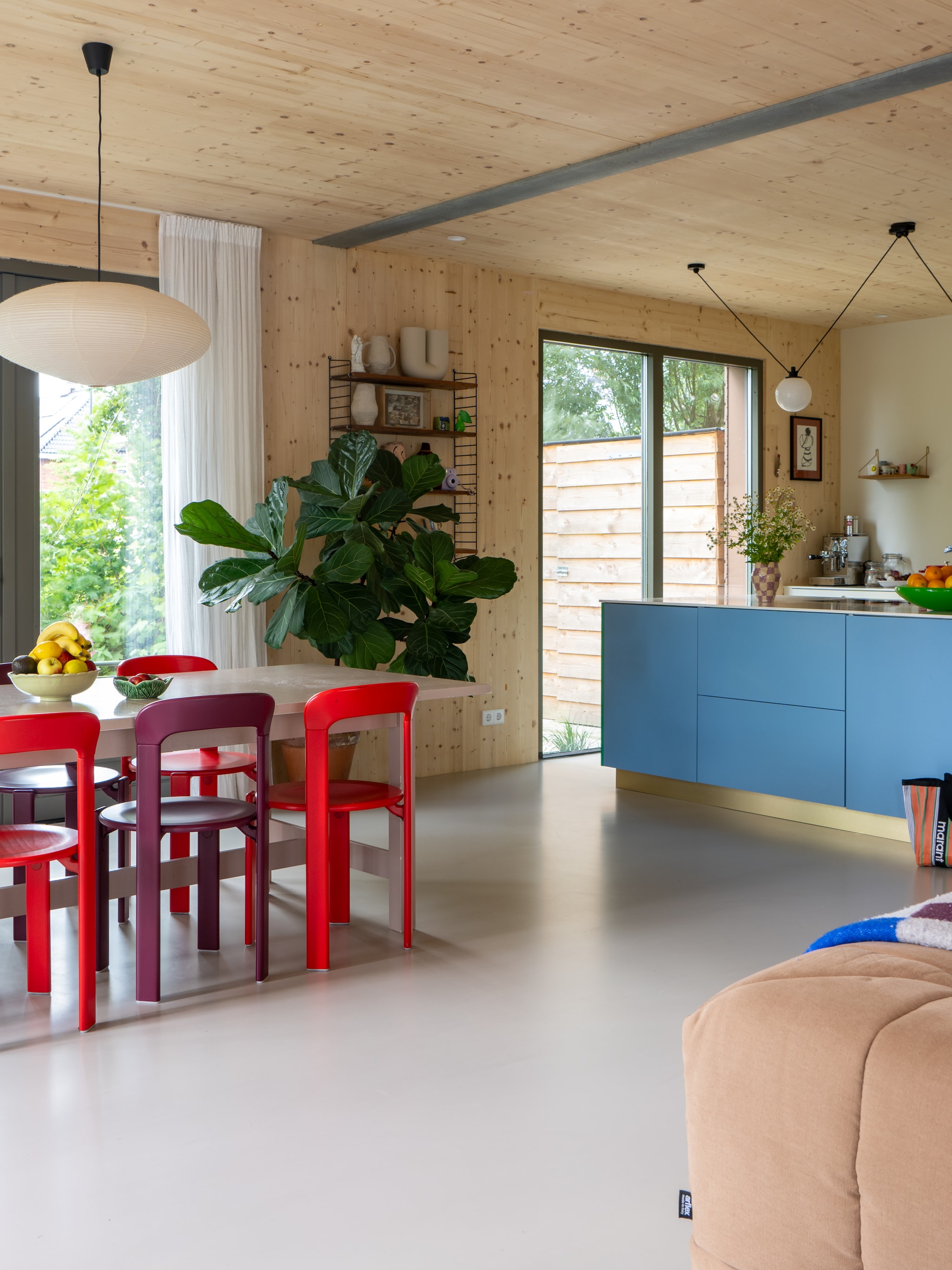 binnenkijken kleurrijke eco woning boerderijerf